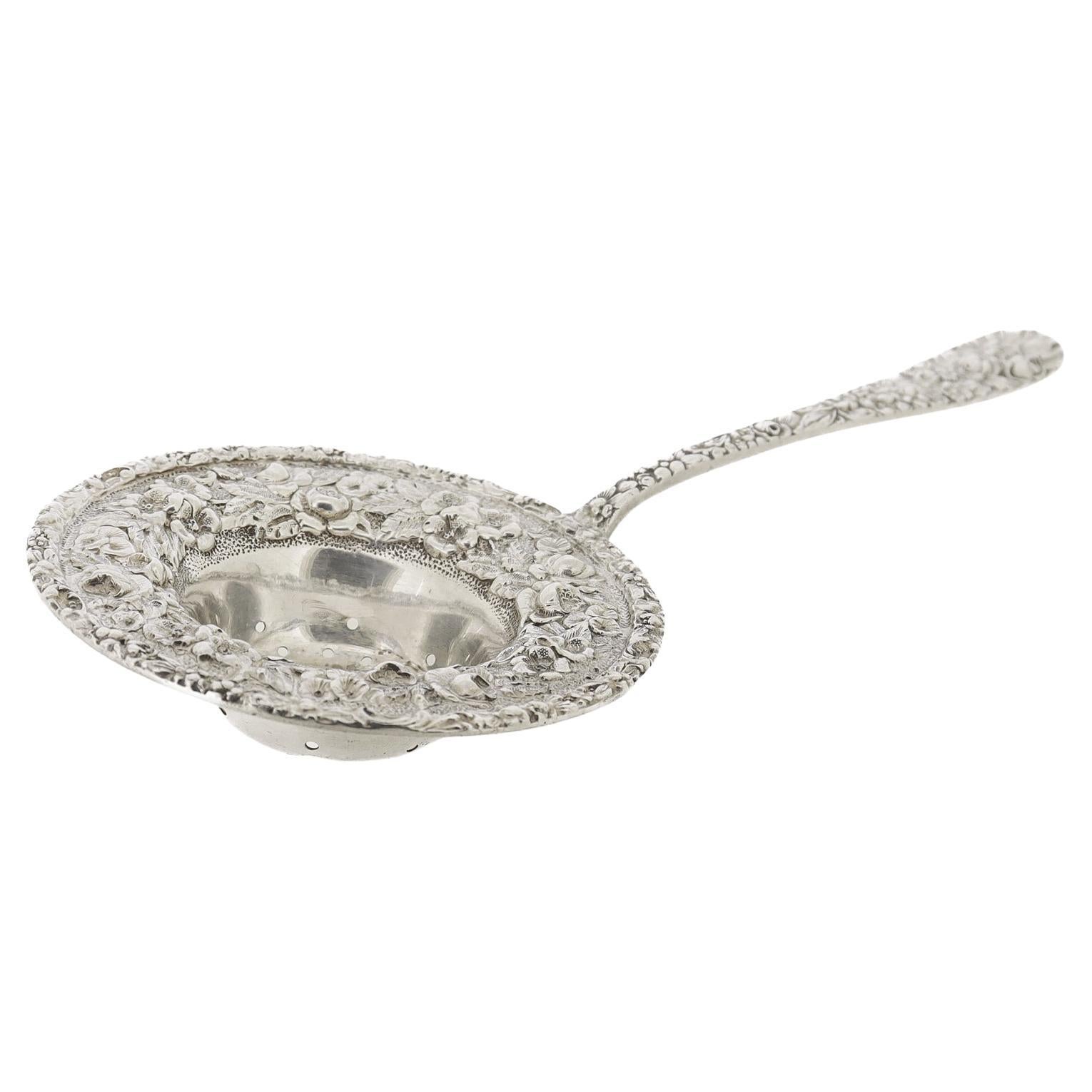 Un fino colador de té de época.

En plata de ley.

Por The Stieff Silver Co. de Baltimore.

Grabado con un monograma en el reverso.

¡Simplemente un maravilloso colador de té repousse!

Date:
siglo XX

Estado general:
Se encuentra en buen estado,