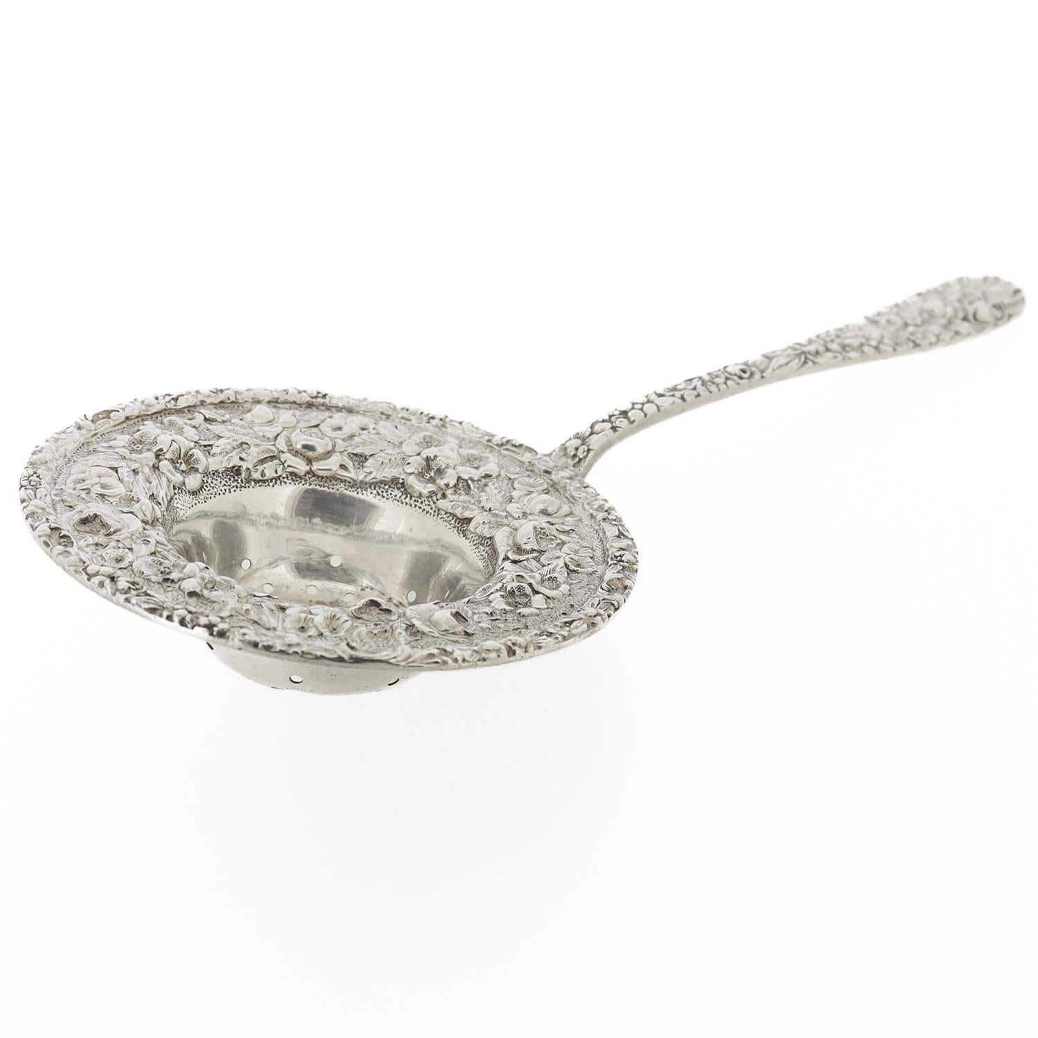 Colador de té Stieff Repousse de plata de ley Estadounidense en venta
