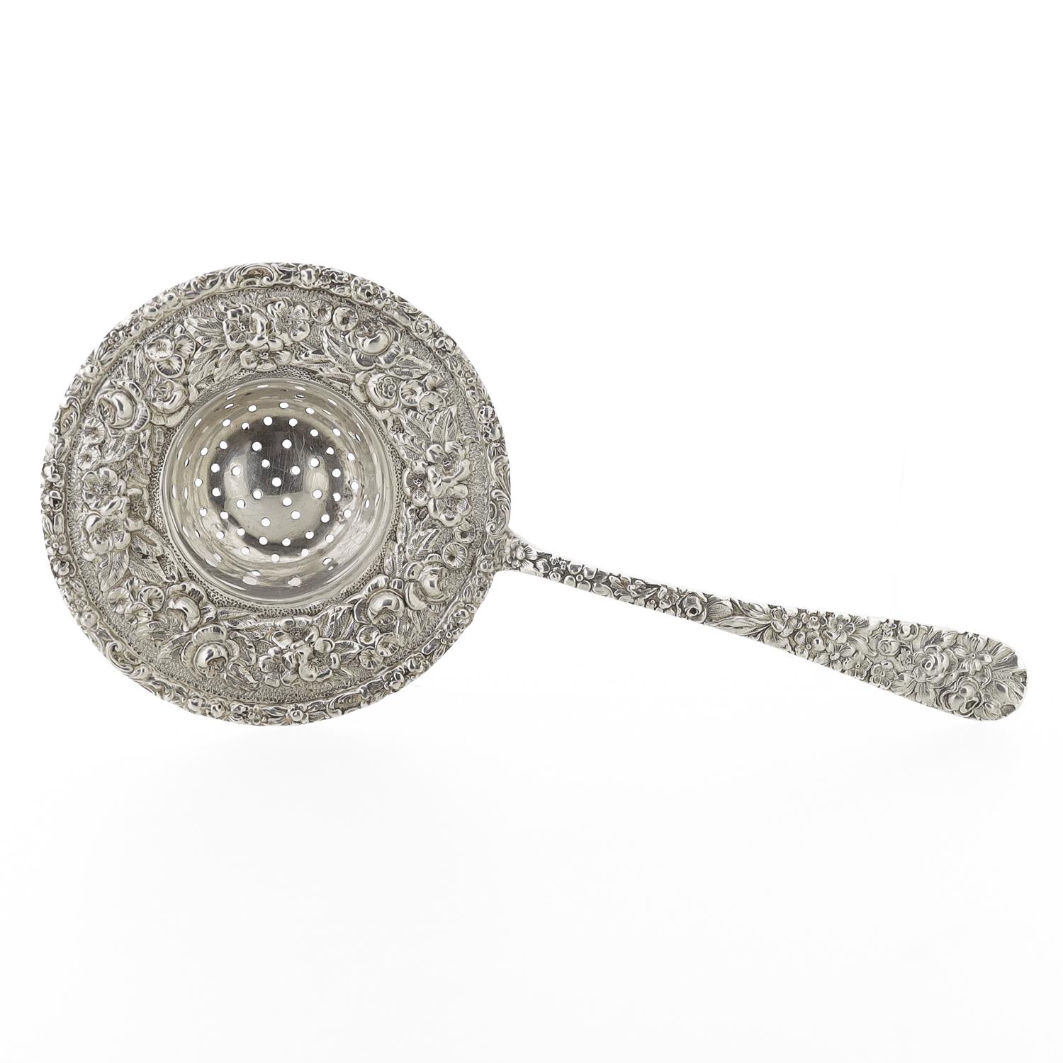 Colador de té Stieff Repousse de plata de ley Repujado en venta