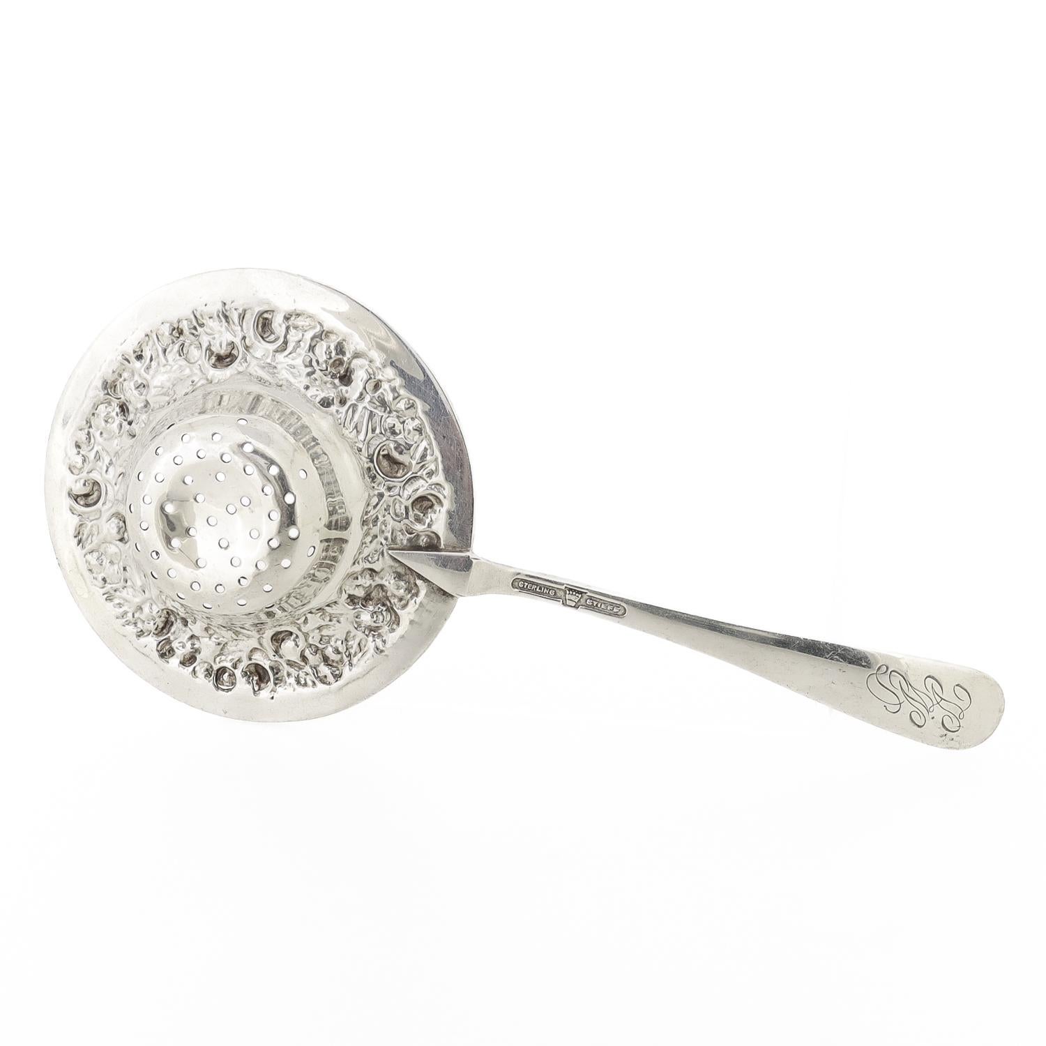 Colador de té Stieff Repousse de plata de ley en Bueno estado para la venta en Philadelphia, PA