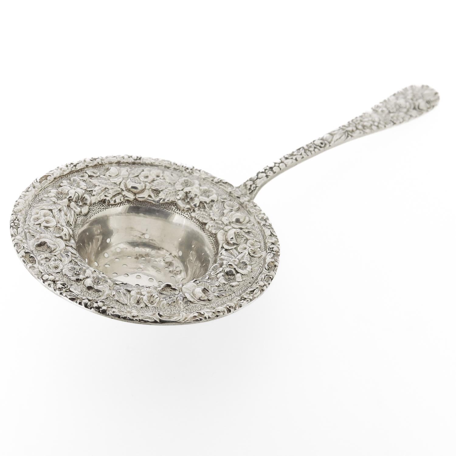Colador de té Stieff Repousse de plata de ley siglo XX en venta