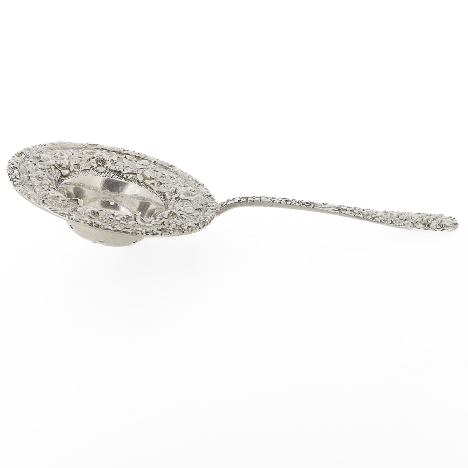 Colador de té Stieff Repousse de plata de ley Silver en venta