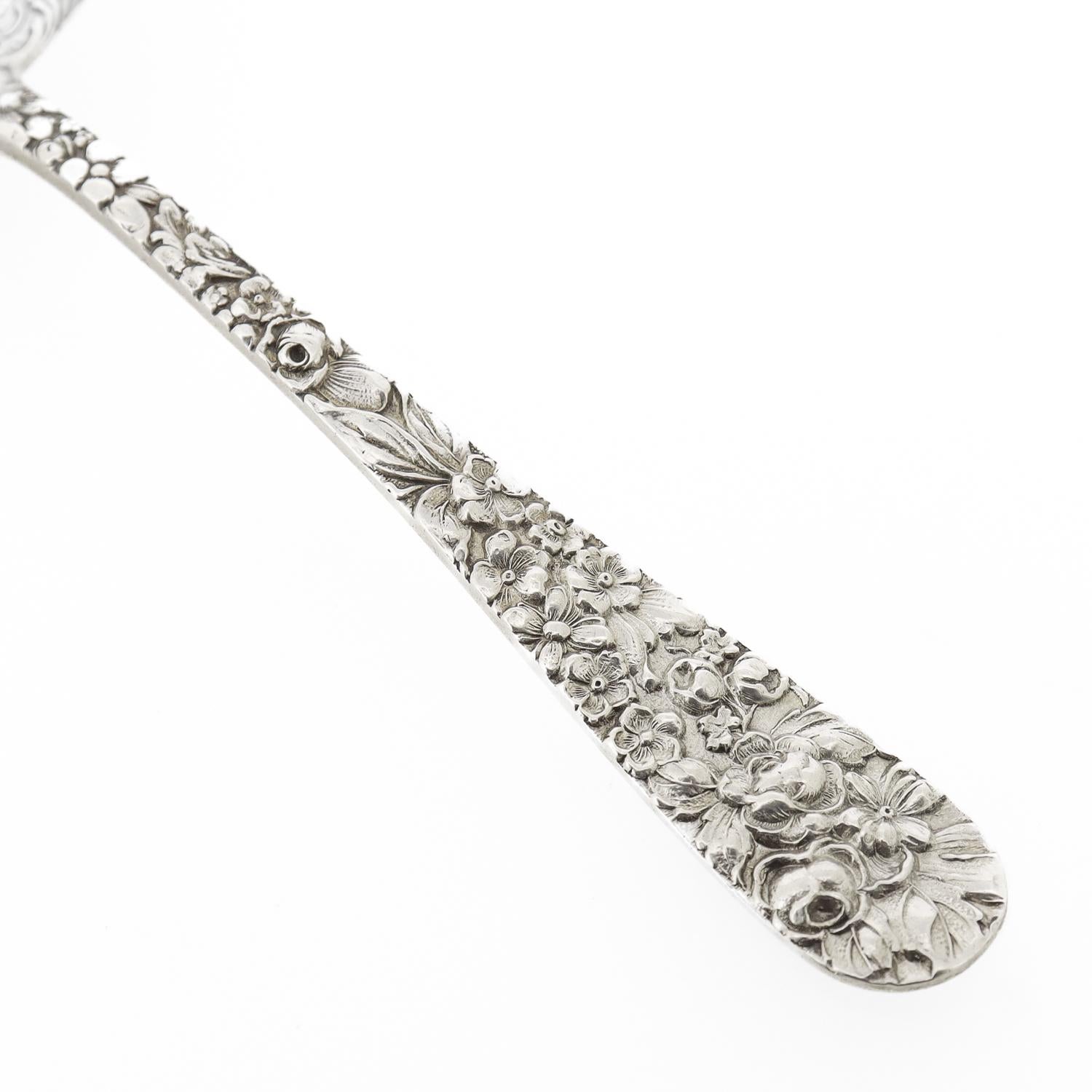 Colador de té Stieff Repousse de plata de ley en venta 2