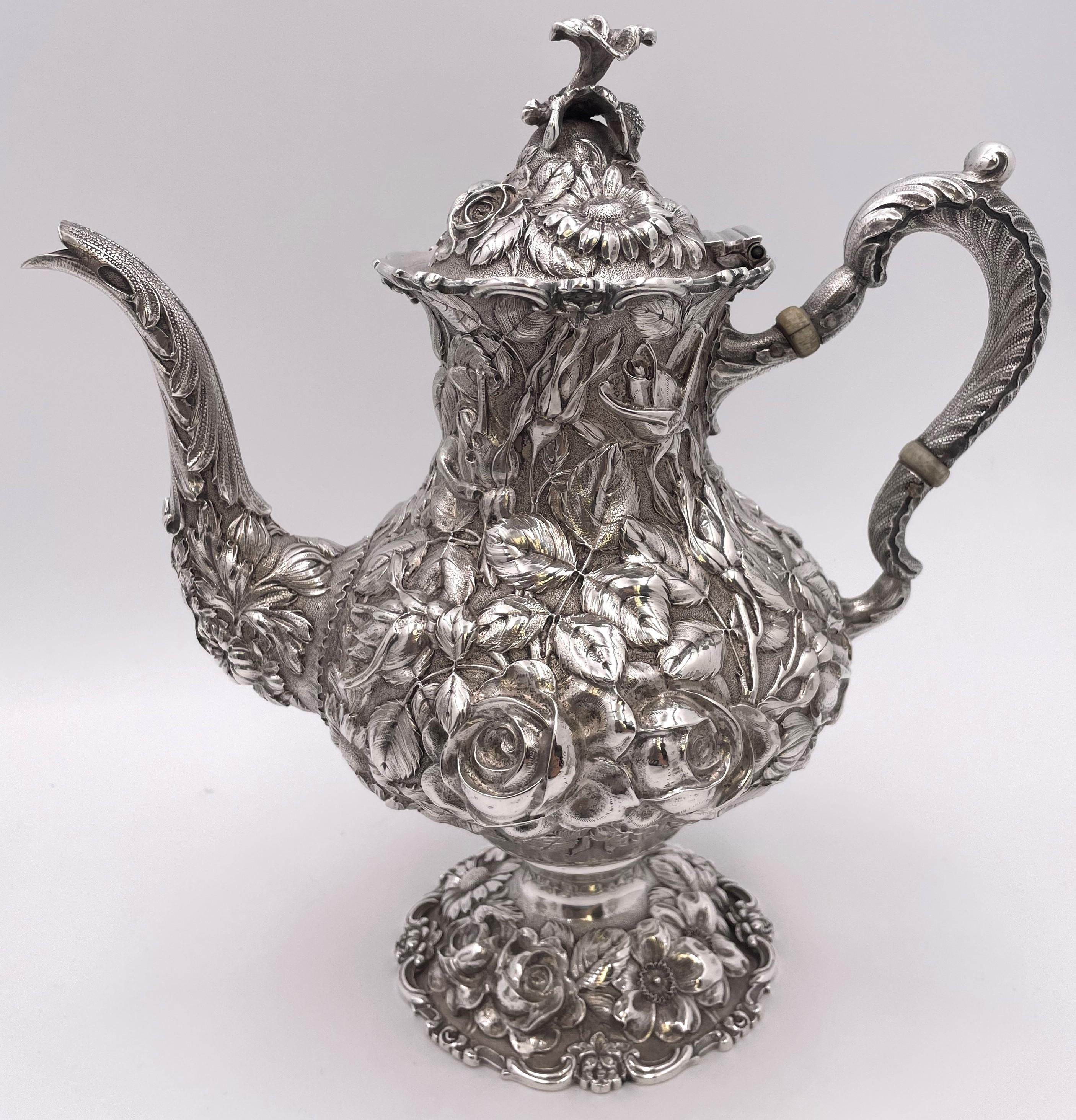 Stieff Tee- und Kaffeeservice aus Sterlingsilber im Repousse-Muster #1100, in schönem, sauberem Zustand, aus dem späten 19. oder frühen 20:

eine Kaffeekanne mit den Maßen 11 1/4'' in der Höhe und 9 3/4'' vom Griff bis zum Ausguss
eine Teekanne mit