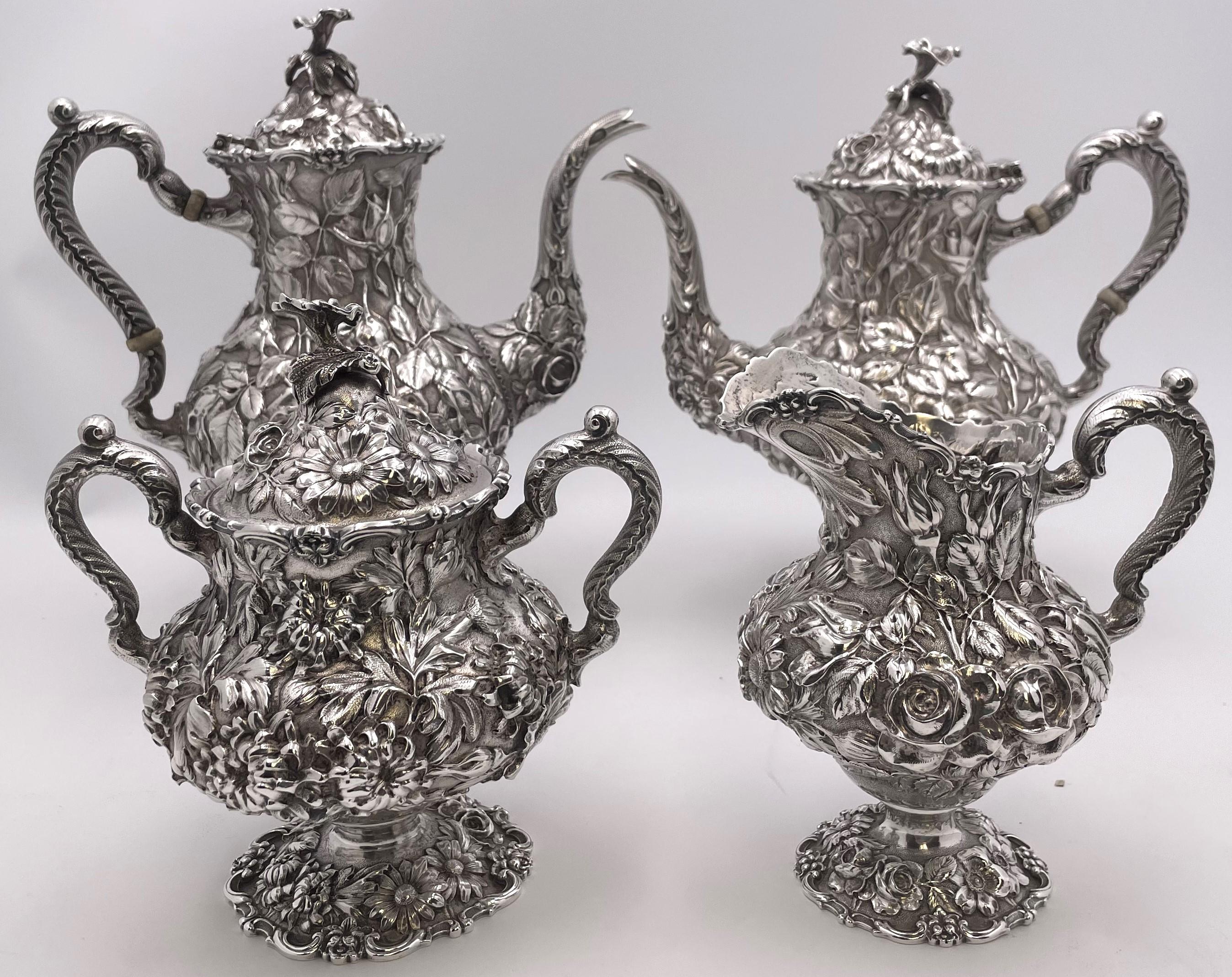 Service à thé et à café en argent sterling, modèle repoussé #1100, en très bon état, de la fin du 19ème ou du début du 20ème siècle, comprenant :

une cafetière mesurant 11 1/4'' de hauteur par 9 3/4'' de la poignée au bec verseur
une théière