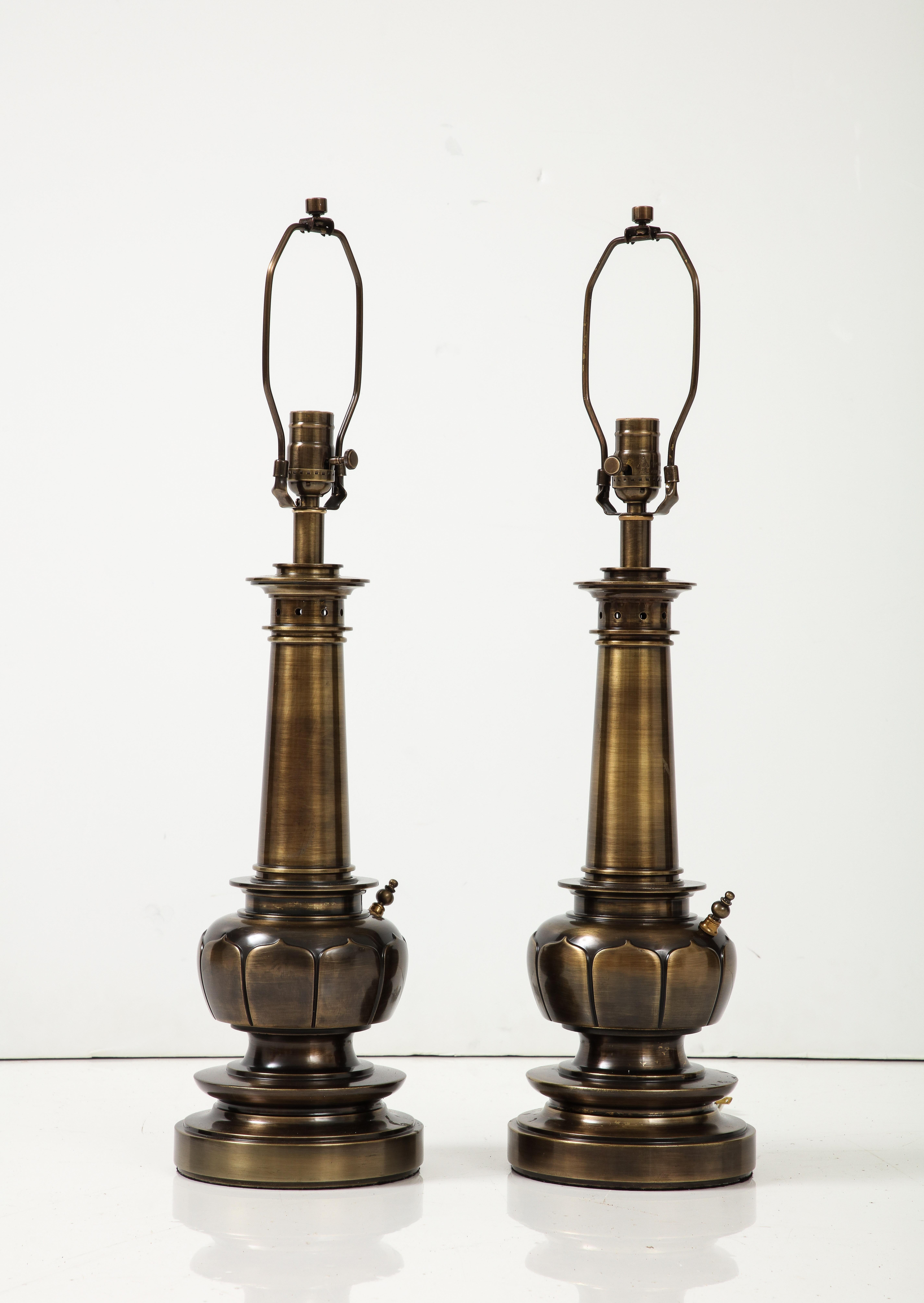 Stilisierte Lotos-Lampen aus der Mitte des Jahrhunderts in einer speziellen Bronze/Messing-Ausführung. Die Lampen wurden für den Gebrauch in den USA umverdrahtet und können mit Edison-Glühbirnen bis zu 100 Watt betrieben werden. Die Lampen haben