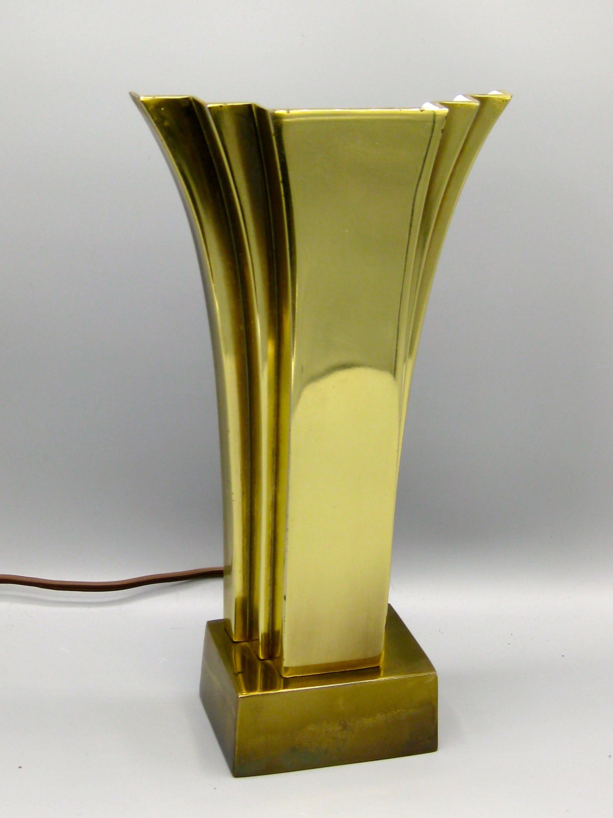 Wonderful Stiffel Art Deco Revival brass table or desk lamp, circa 1970s. The lamp is in the shape of a fan and creates a wonderful uplight. Works as it should. In very nice condition. No cracks, no repairs and no dents. Could be polished if