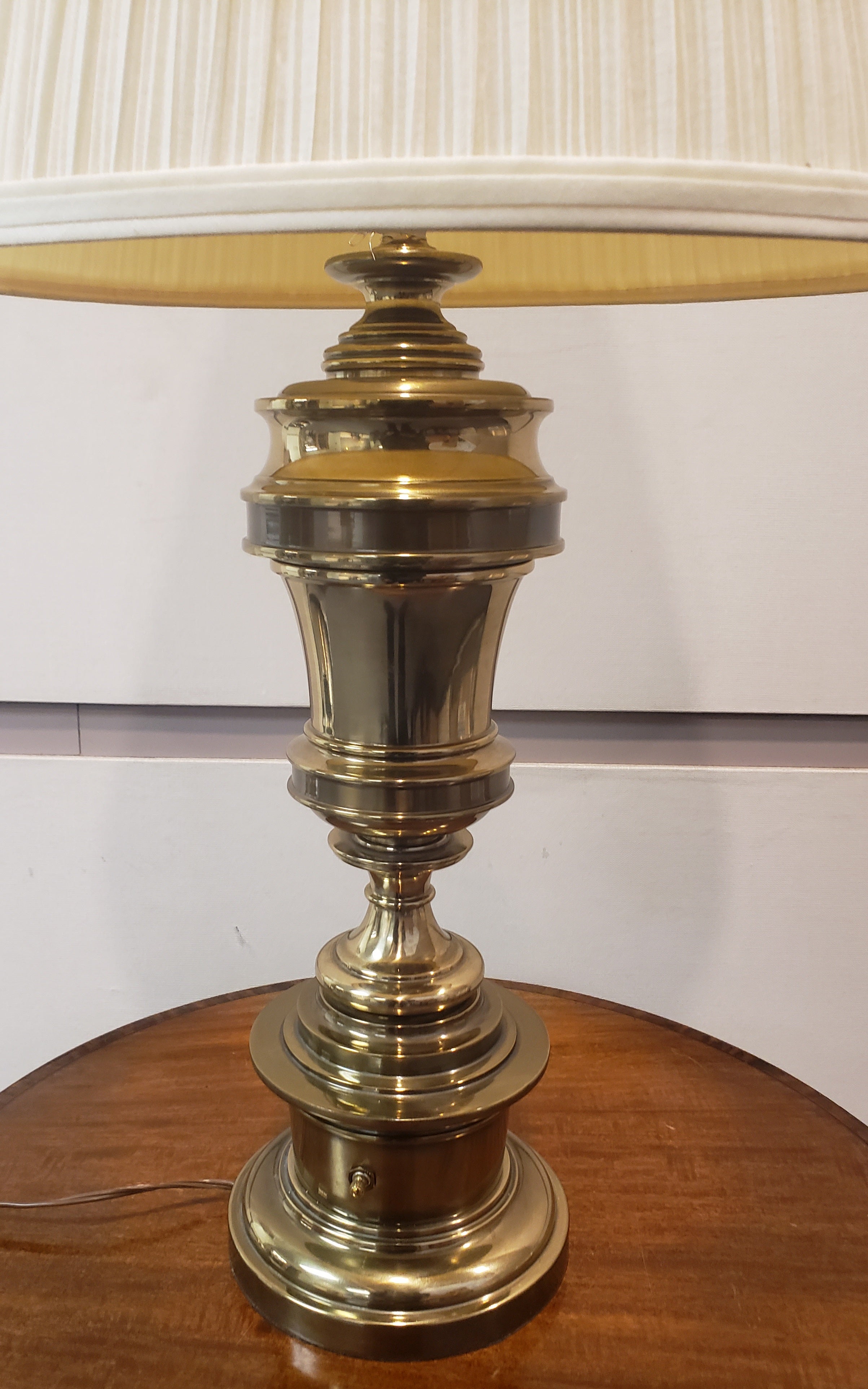 Fin du 20e siècle Stiffel  Grande lampe de table en laiton de style Art Nouveau
Mesure 7 pouces de diamètre et mesure 34 pouces de haut. 