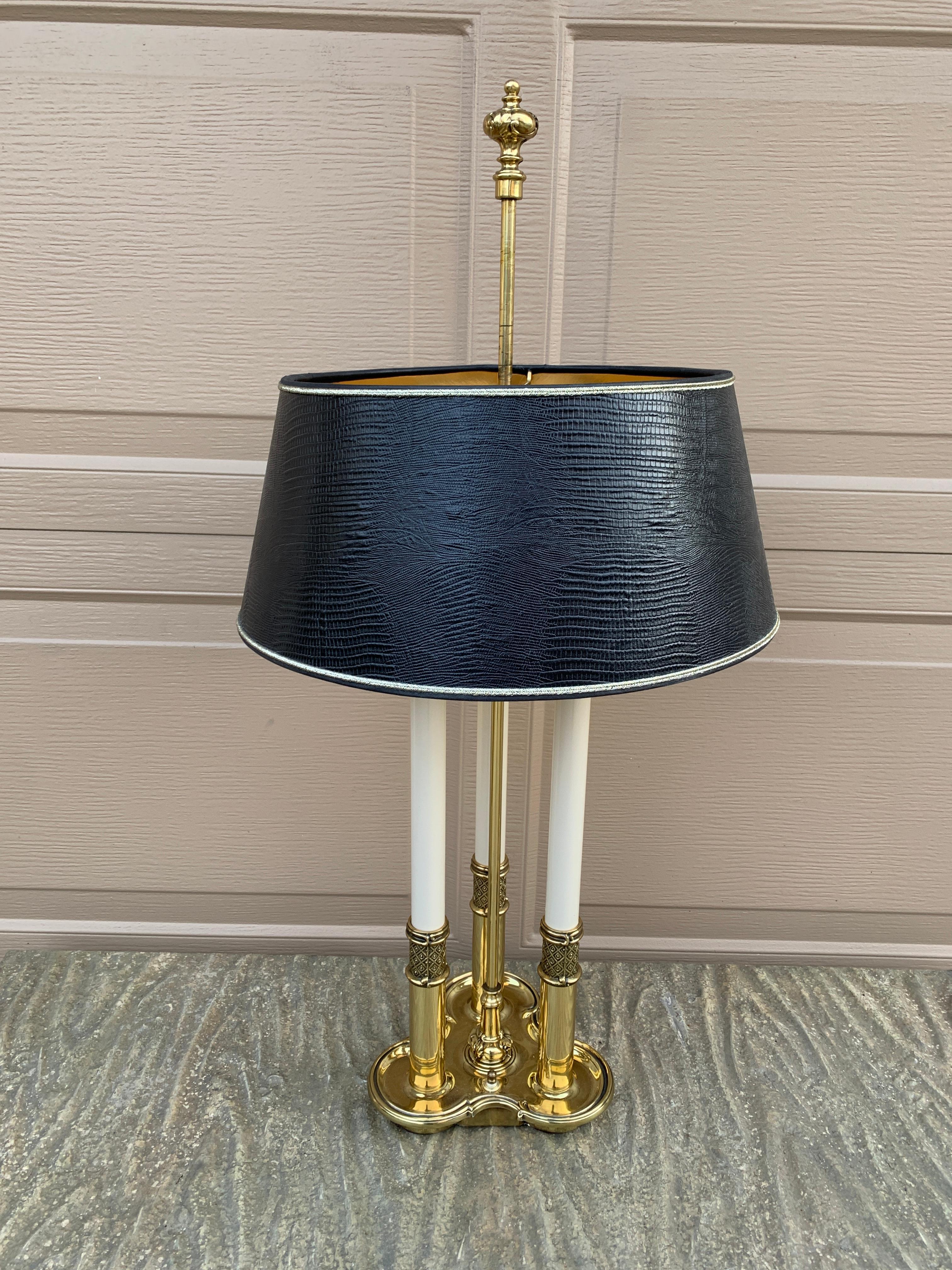 Una splendida lampada bouillotte tripla in ottone in stile Regency con paralume in finta pelle nera di coccodrillo

Da Stiffel

USA, circa anni '1980

Misure: 14