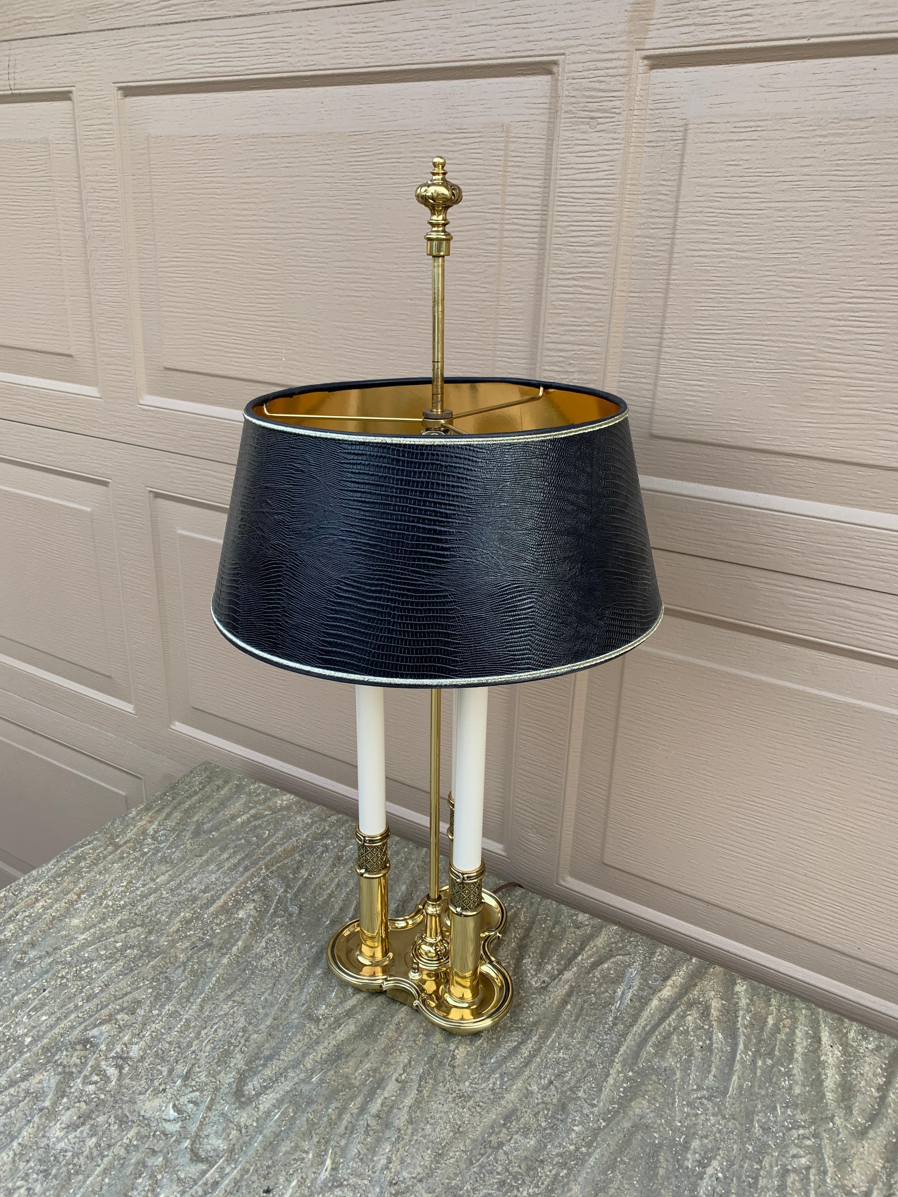 Regency Lampada Bouillotte di Stiffel in ottone con paralume in finta pelle di coccodrillo nera in vendita