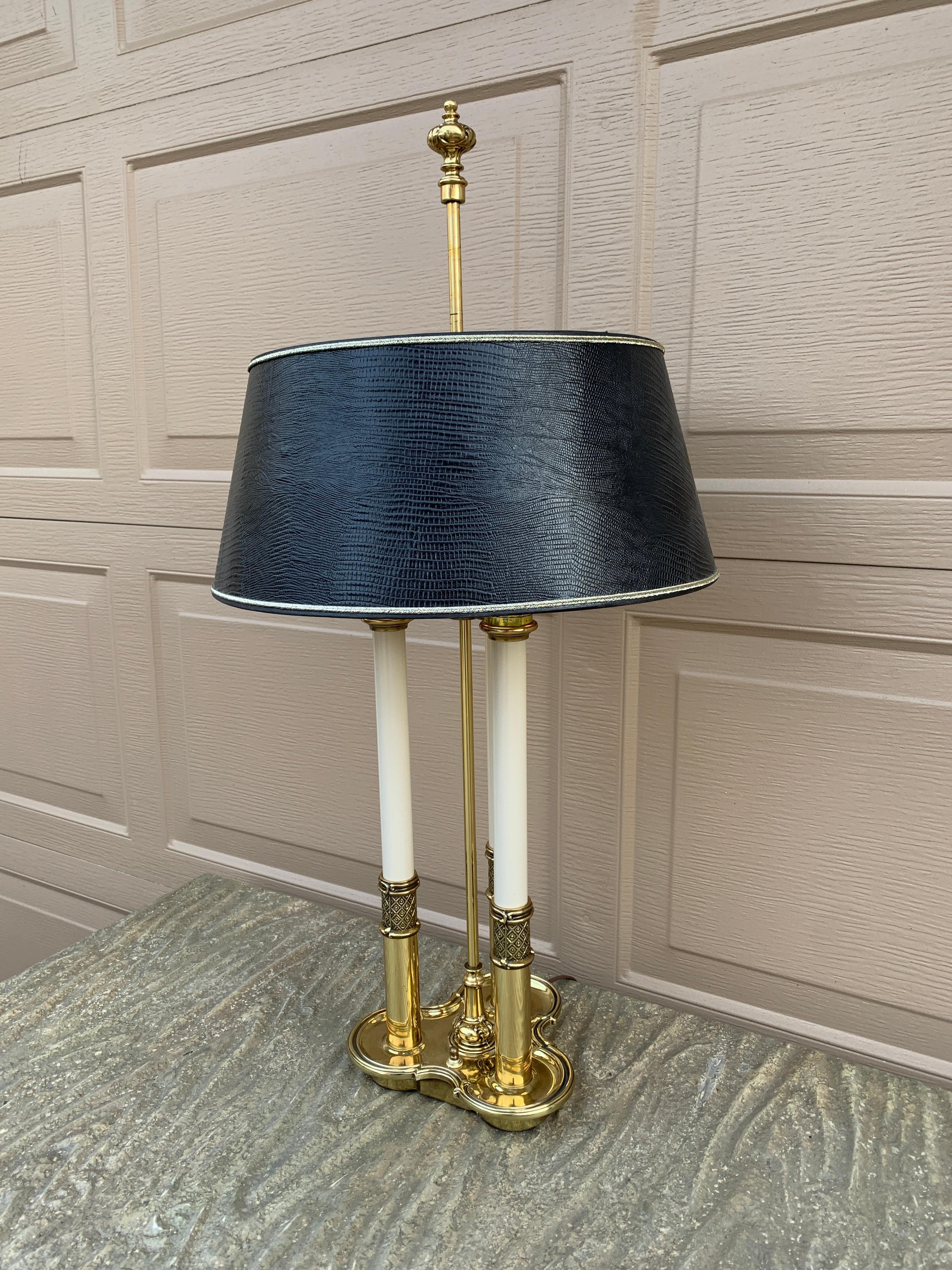 Americano Lampada Bouillotte di Stiffel in ottone con paralume in finta pelle di coccodrillo nera in vendita