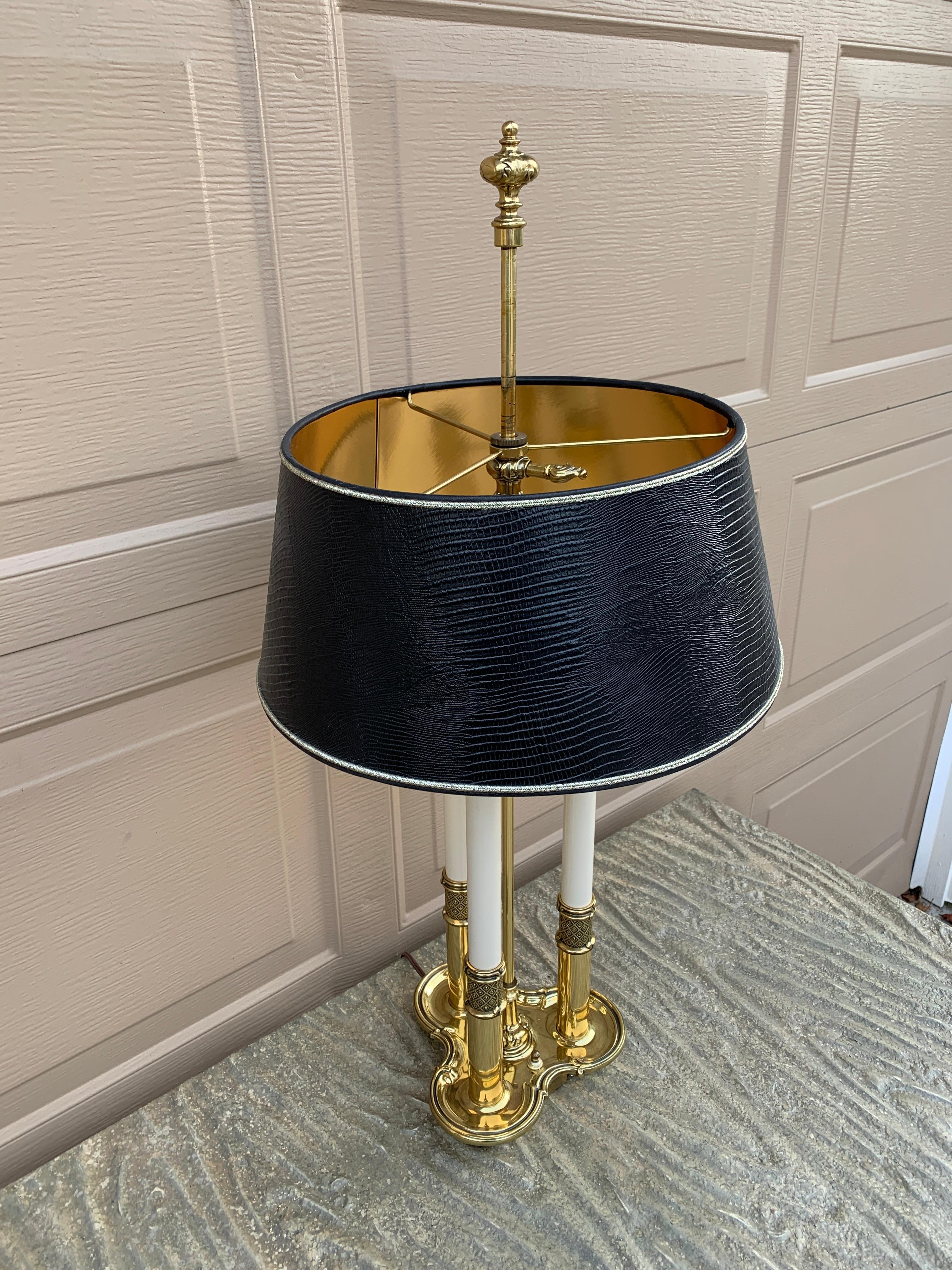 Lampada Bouillotte di Stiffel in ottone con paralume in finta pelle di coccodrillo nera In condizioni buone in vendita a Elkhart, IN