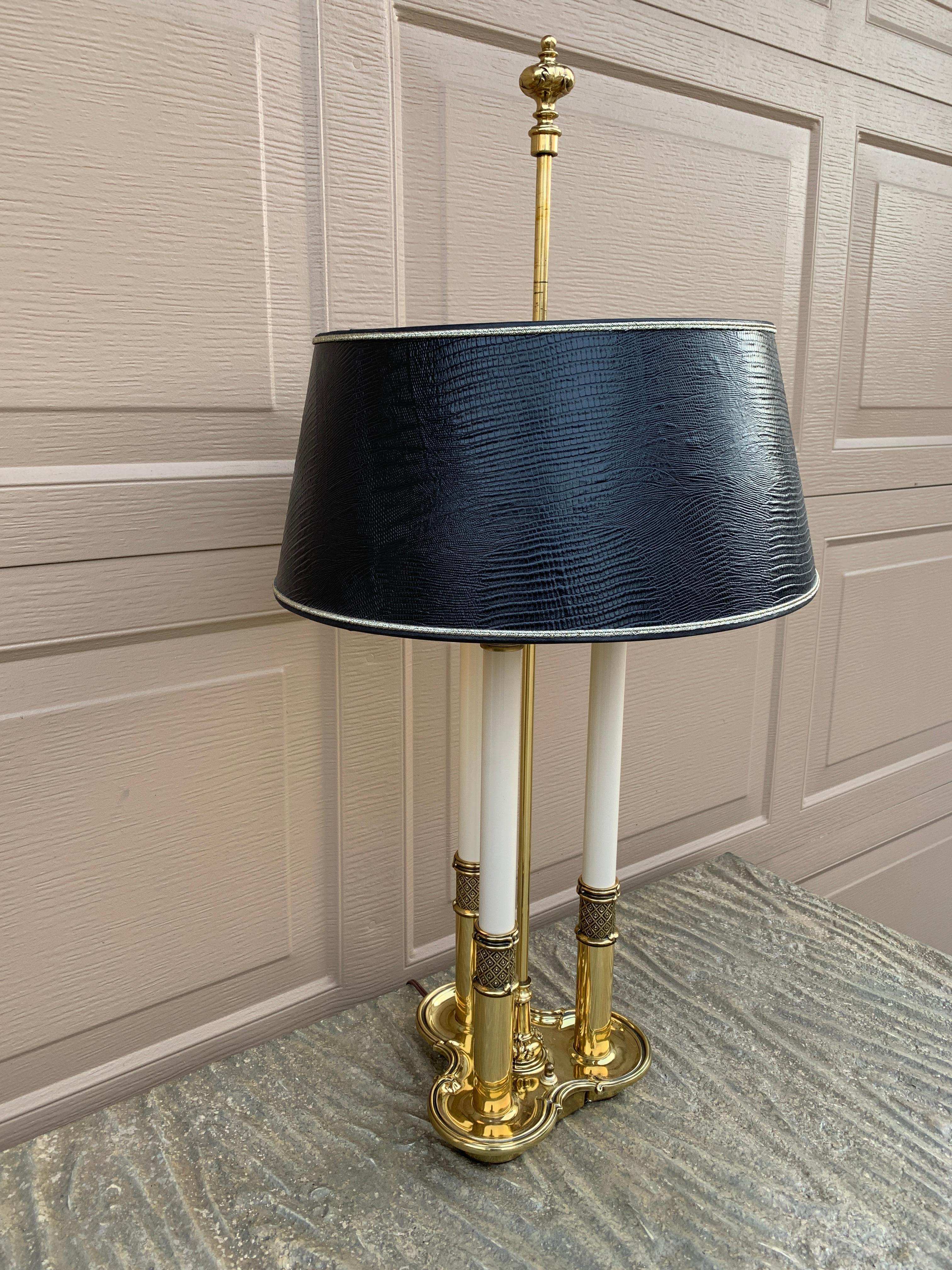 Fine XX secolo Lampada Bouillotte di Stiffel in ottone con paralume in finta pelle di coccodrillo nera in vendita