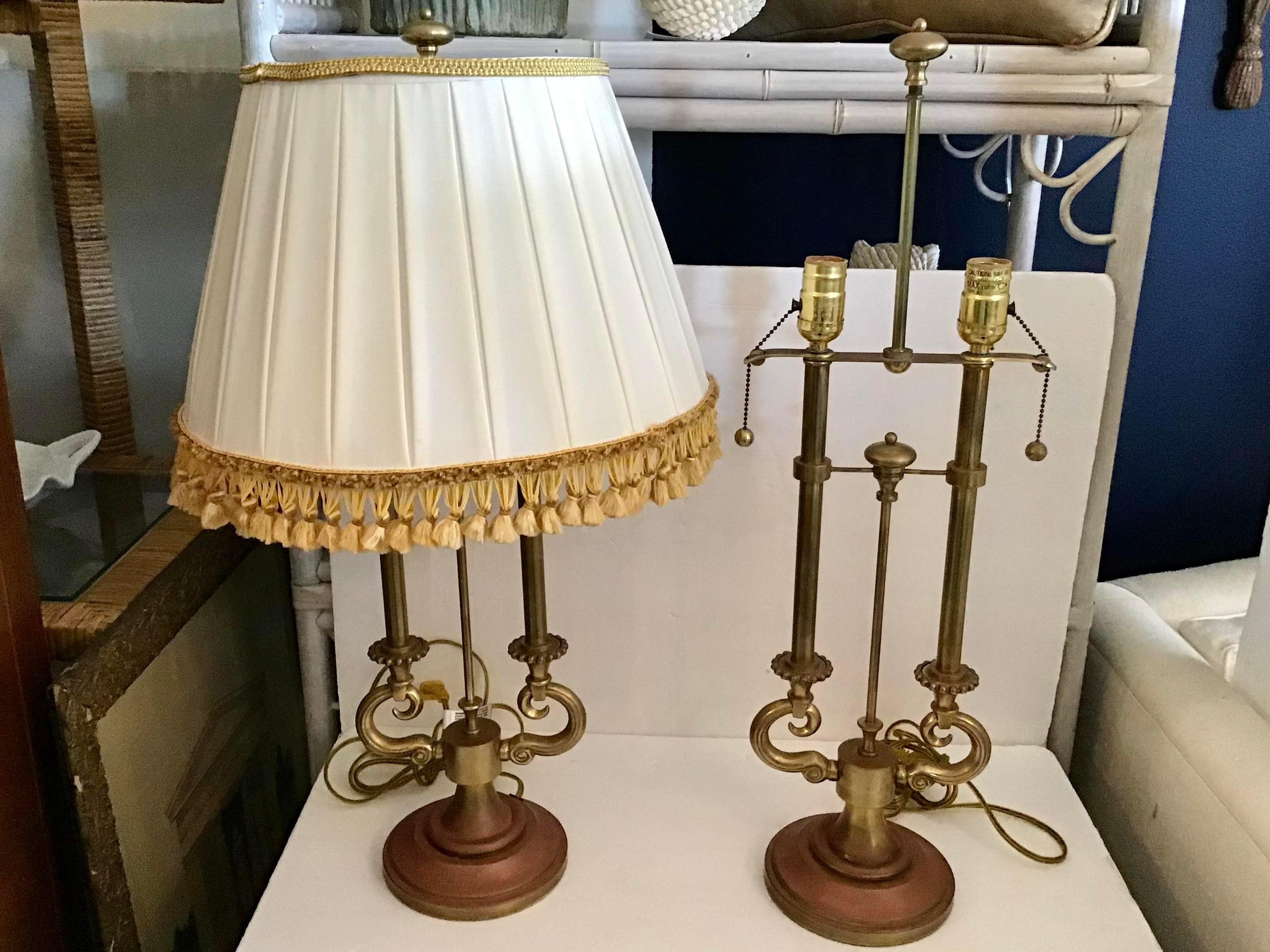 Stiffel-Lampen aus Messing mit Jansen-Lampenschirmen, Paar im Zustand „Gut“ im Angebot in Los Angeles, CA