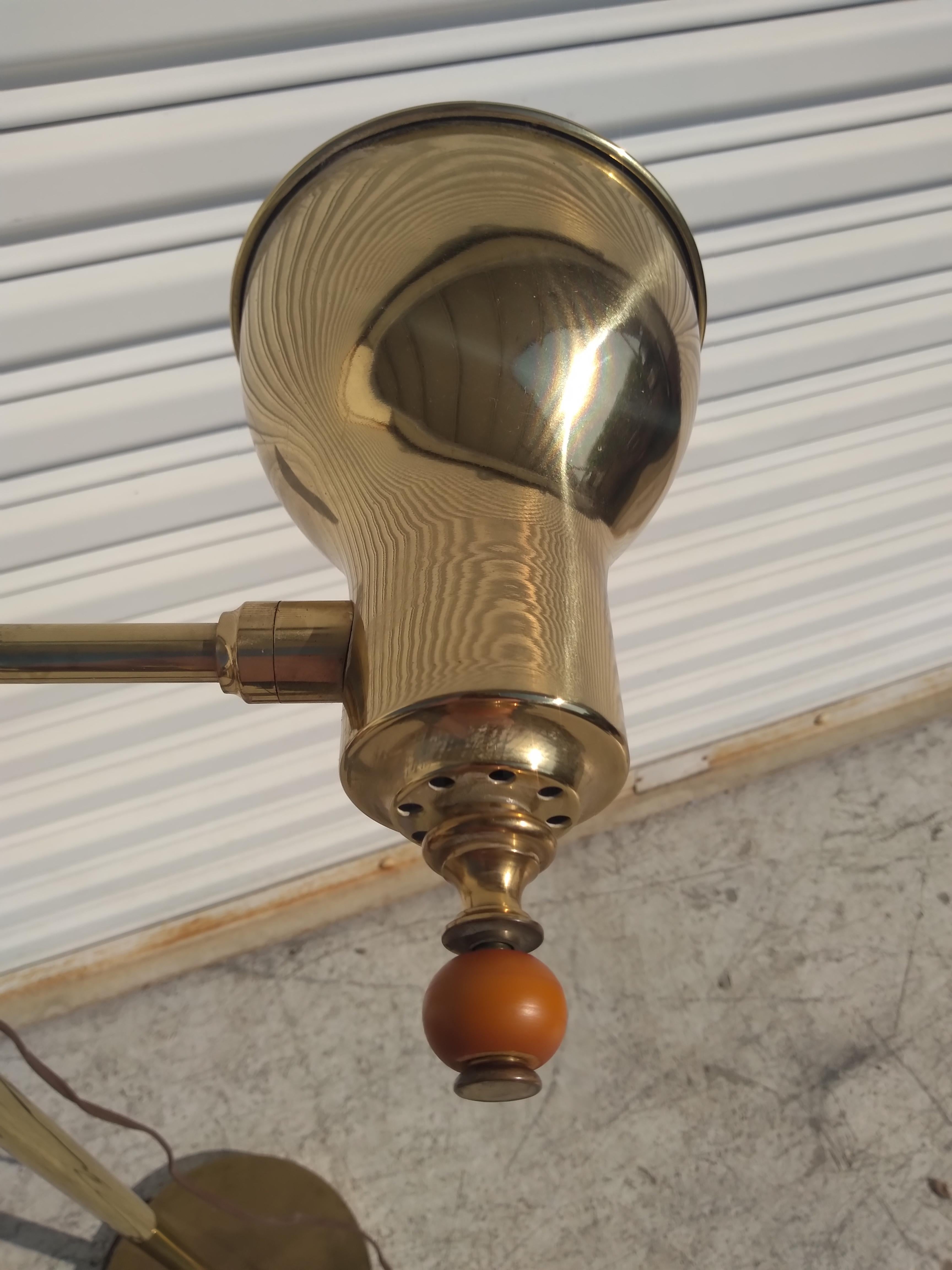 Stiffel Brass Swivel Arm Floor Lamp In Good Condition For Sale In Pasadena, TX
