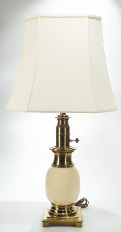 Stiffel Messing & Weiß Porzellan Straußenei Tischlampe 1959s