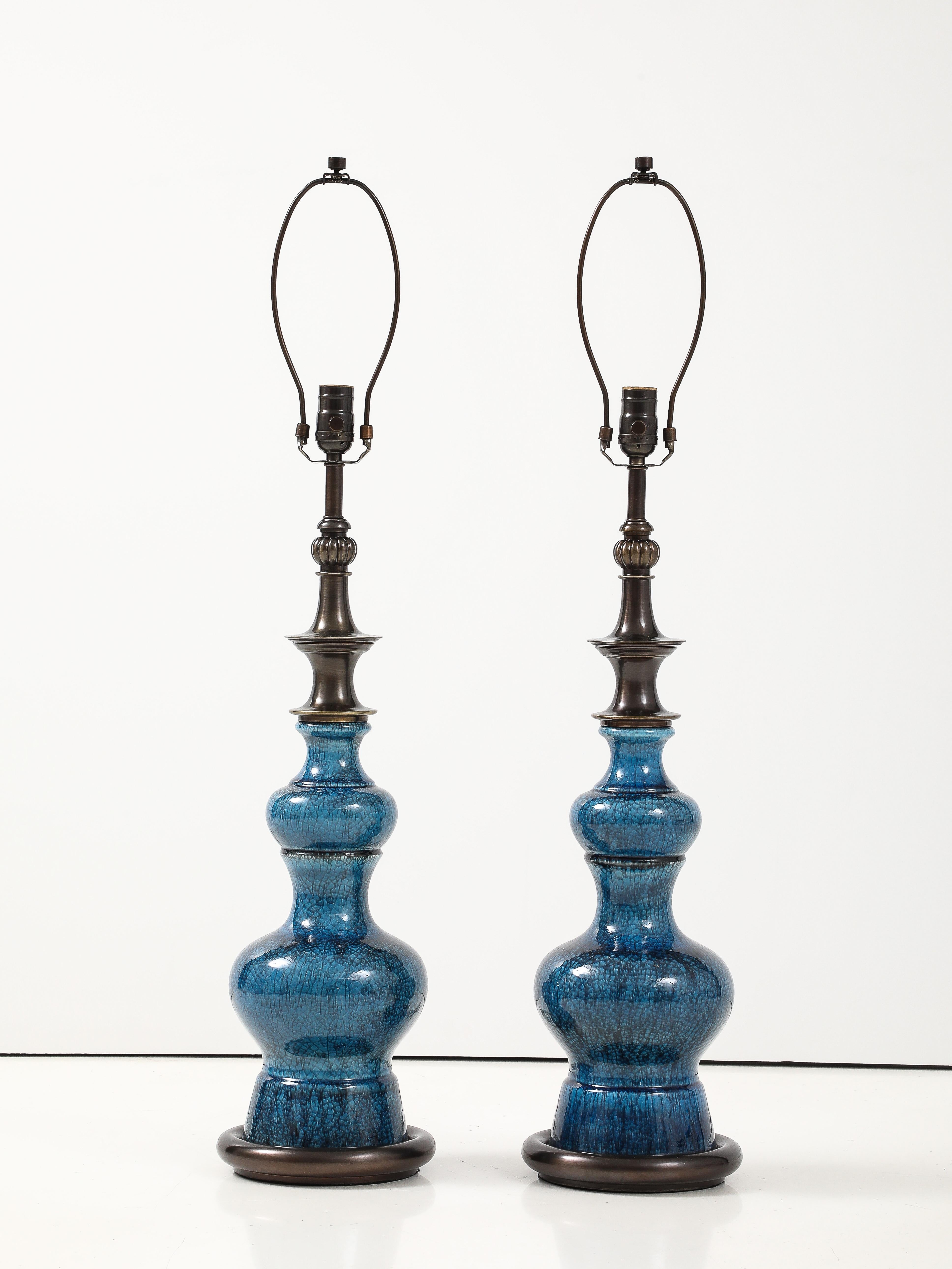 Pareja de lámparas de porcelana azul de mediados de siglo con herrajes personalizados de bronce oscuro. Recableado por un electricista con certificación UL. Nuevos casquillos y cables, bombillas de 100 W máx., mayor potencia si son bombillas LED. Se