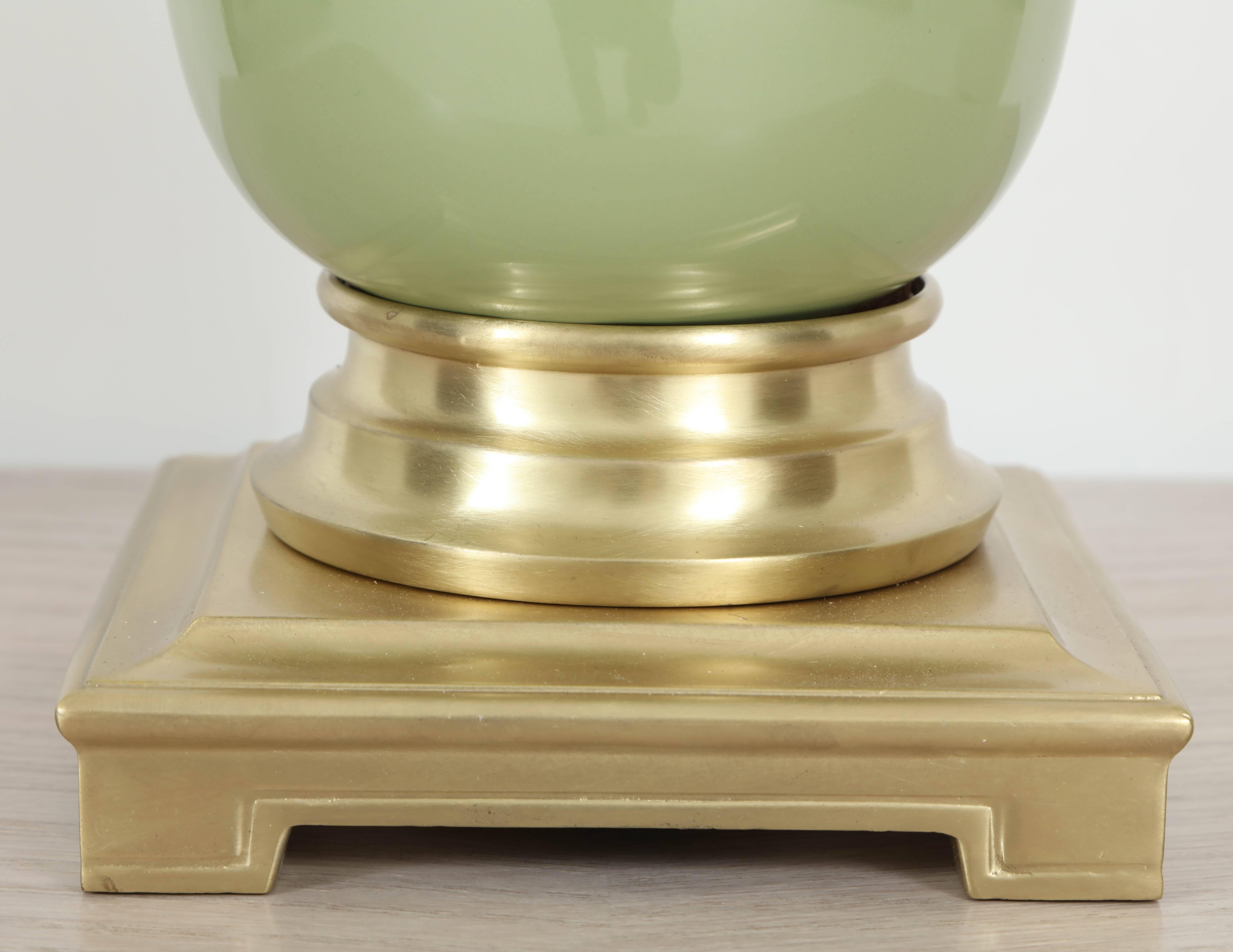 Stiffel Celadon-Keramikkugel und Messinglampen (Moderne der Mitte des Jahrhunderts) im Angebot