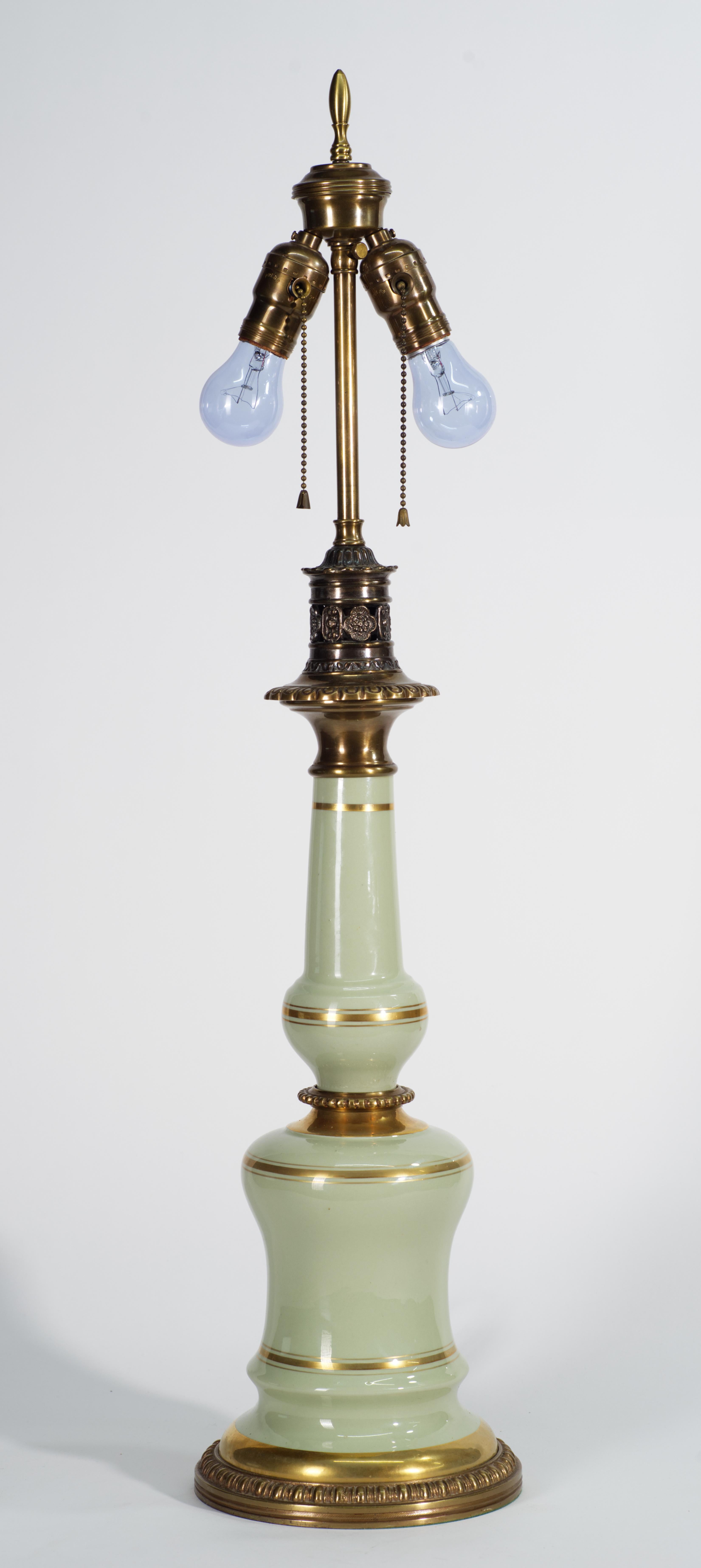  Lampe de table vintage sculpturale en forme d'obélisque avec un corps en céramique vert céladon et des accessoires en laiton très détaillés. Des dessins similaires ont été créés par Tommi Parzinger pour Stiffel et d'autres fabricants. Cette lampe