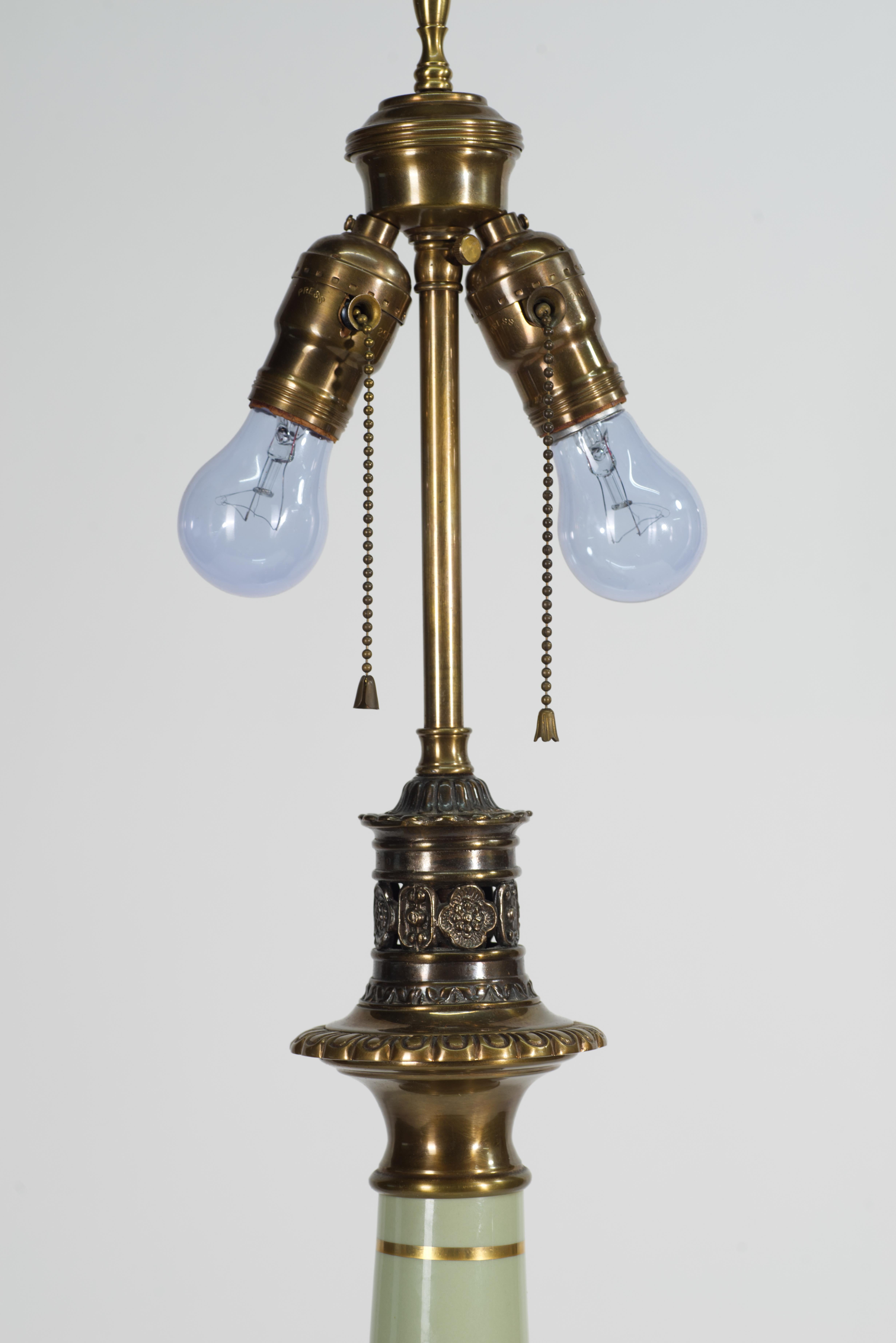 Mid-Century Modern Lampe Stiffel céladon vert et laiton dans le style de Parzinger en vente
