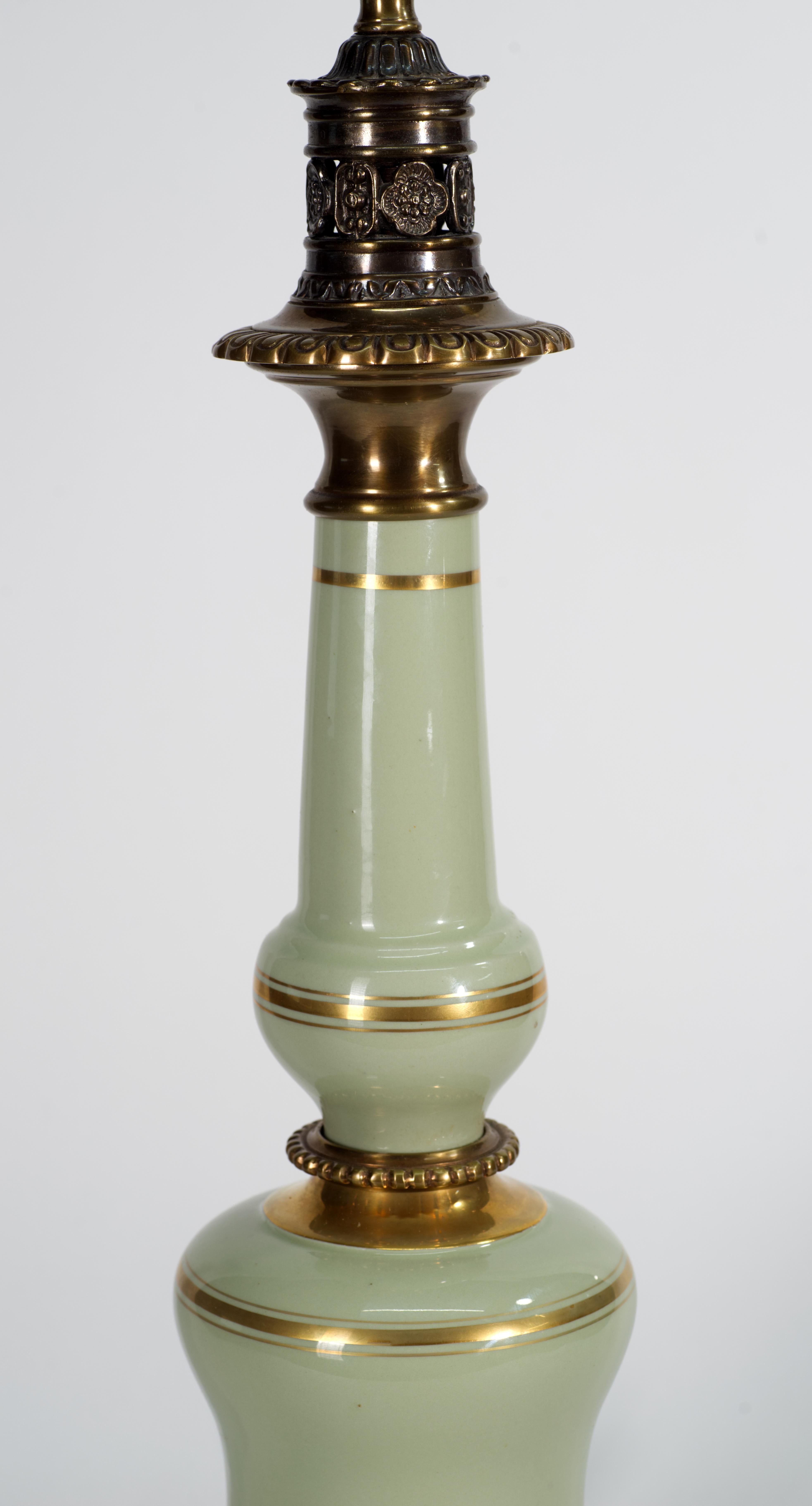 Vernissé Lampe Stiffel céladon vert et laiton dans le style de Parzinger en vente