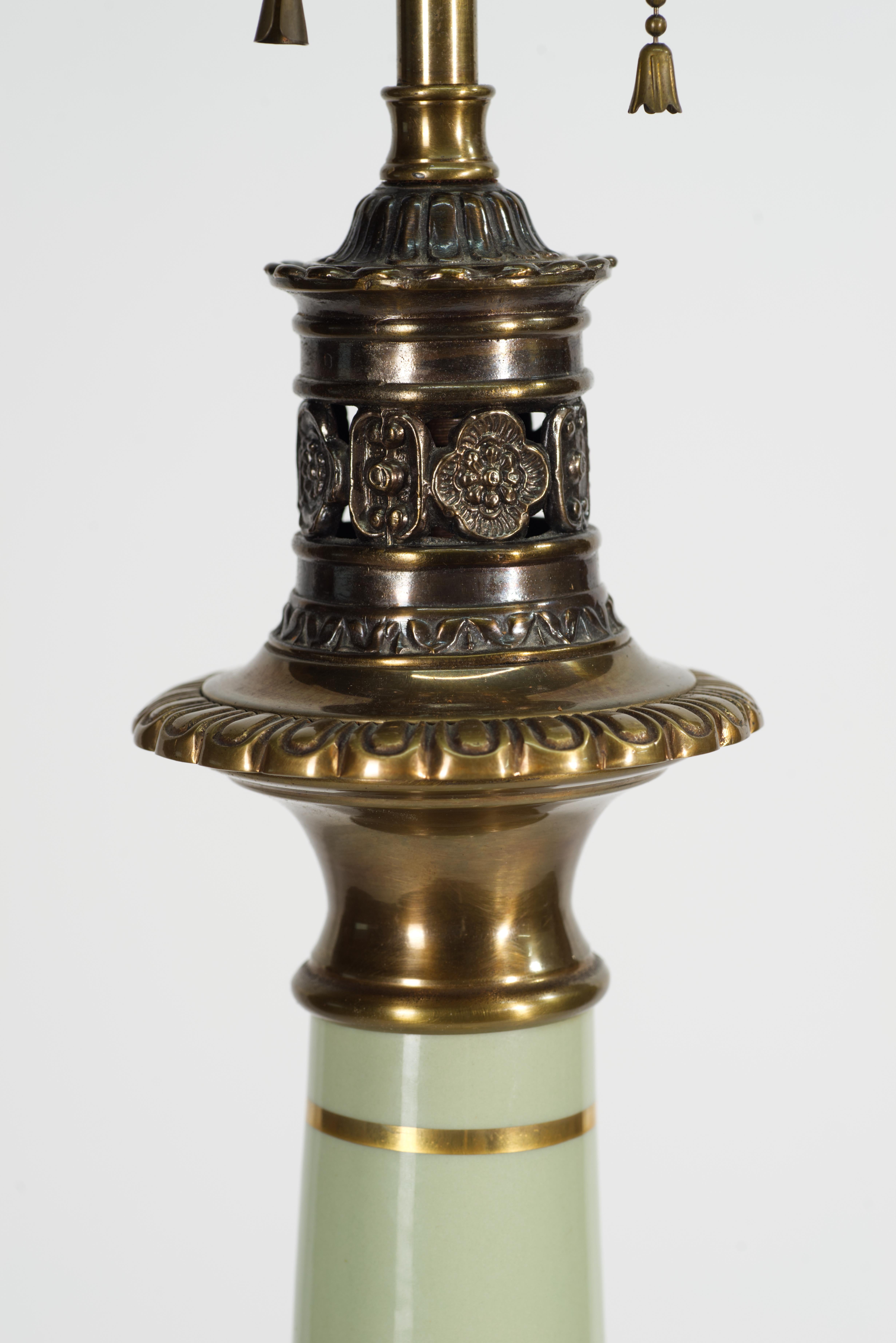 Laiton Lampe Stiffel céladon vert et laiton dans le style de Parzinger en vente
