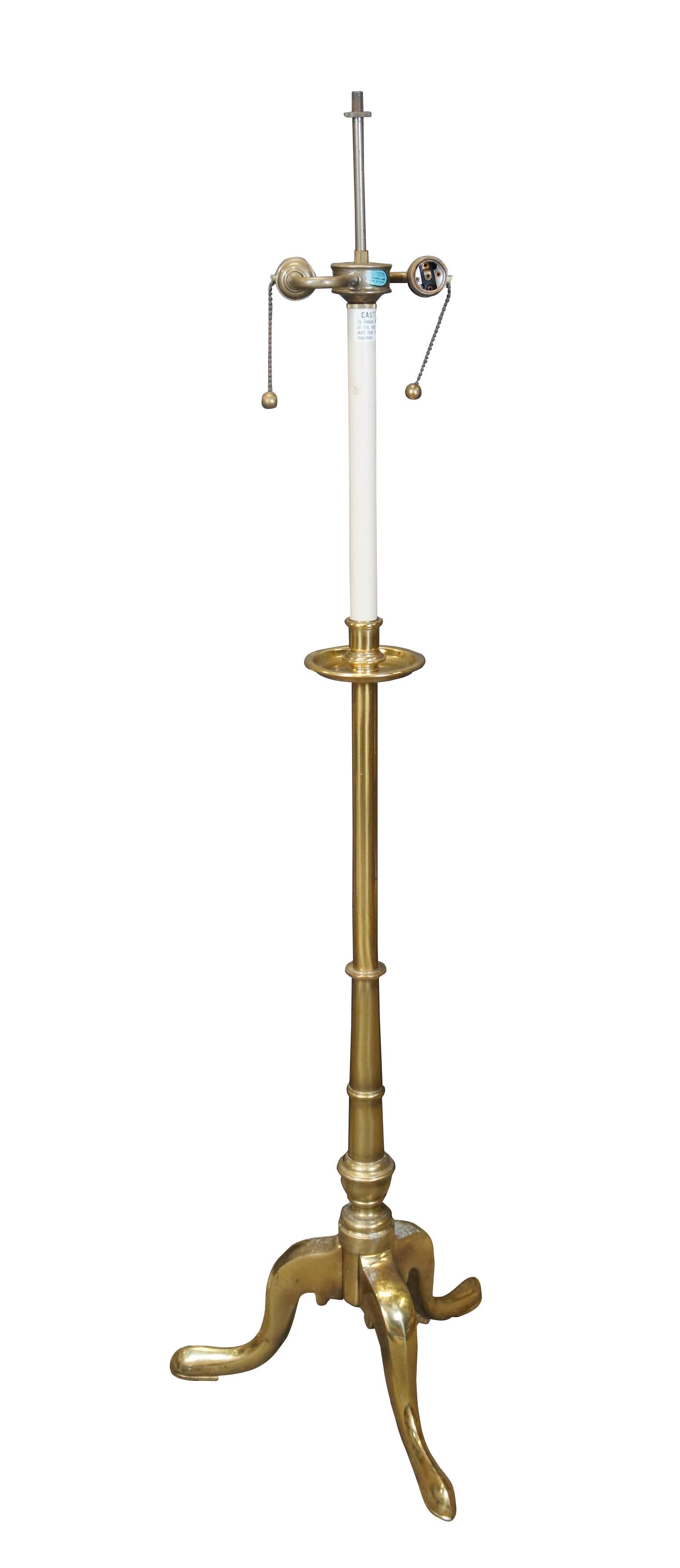 Lampada da terra da altare a due luci Stiffel della fine del XX secolo, con base a treppiede in ottone e piano a finto candeliere.

Dimensioni:
15