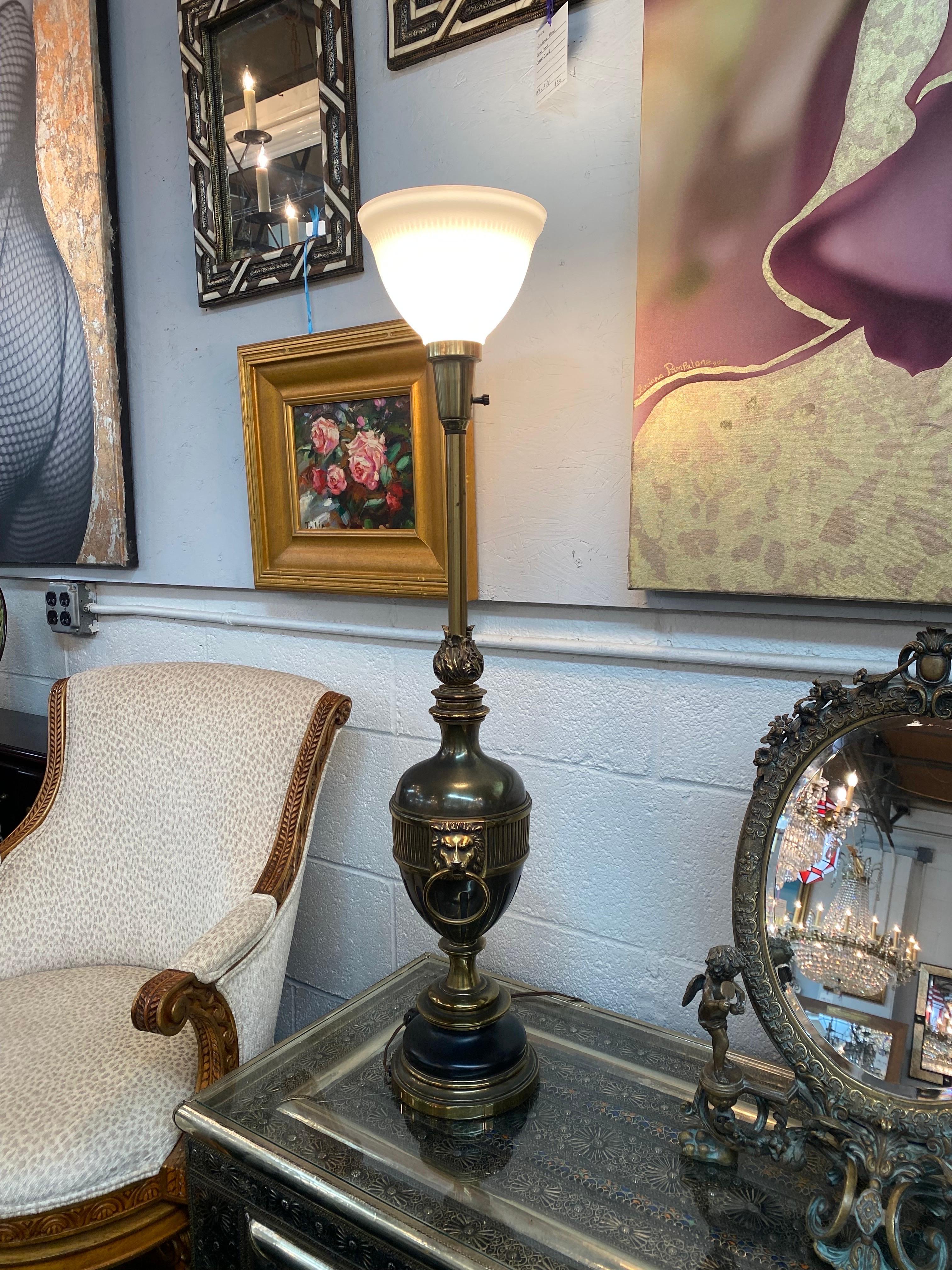 Lampe de bureau Stiffel de style Hollywood Regency en laiton et ébène avec tête de lion  Bon état - En vente à Plainview, NY