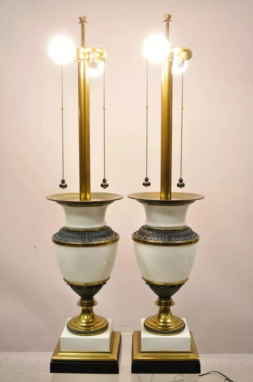 Vintage Stiffel Italian Regency Grande Urna in Porcellana Finitura Ottone Lampade da Tavolo Alte - Coppia. L'articolo presenta grandi corpi a forma di urna in porcellana bianca, accenti placcati in ottone, doppie prese per la luce, albero alto in