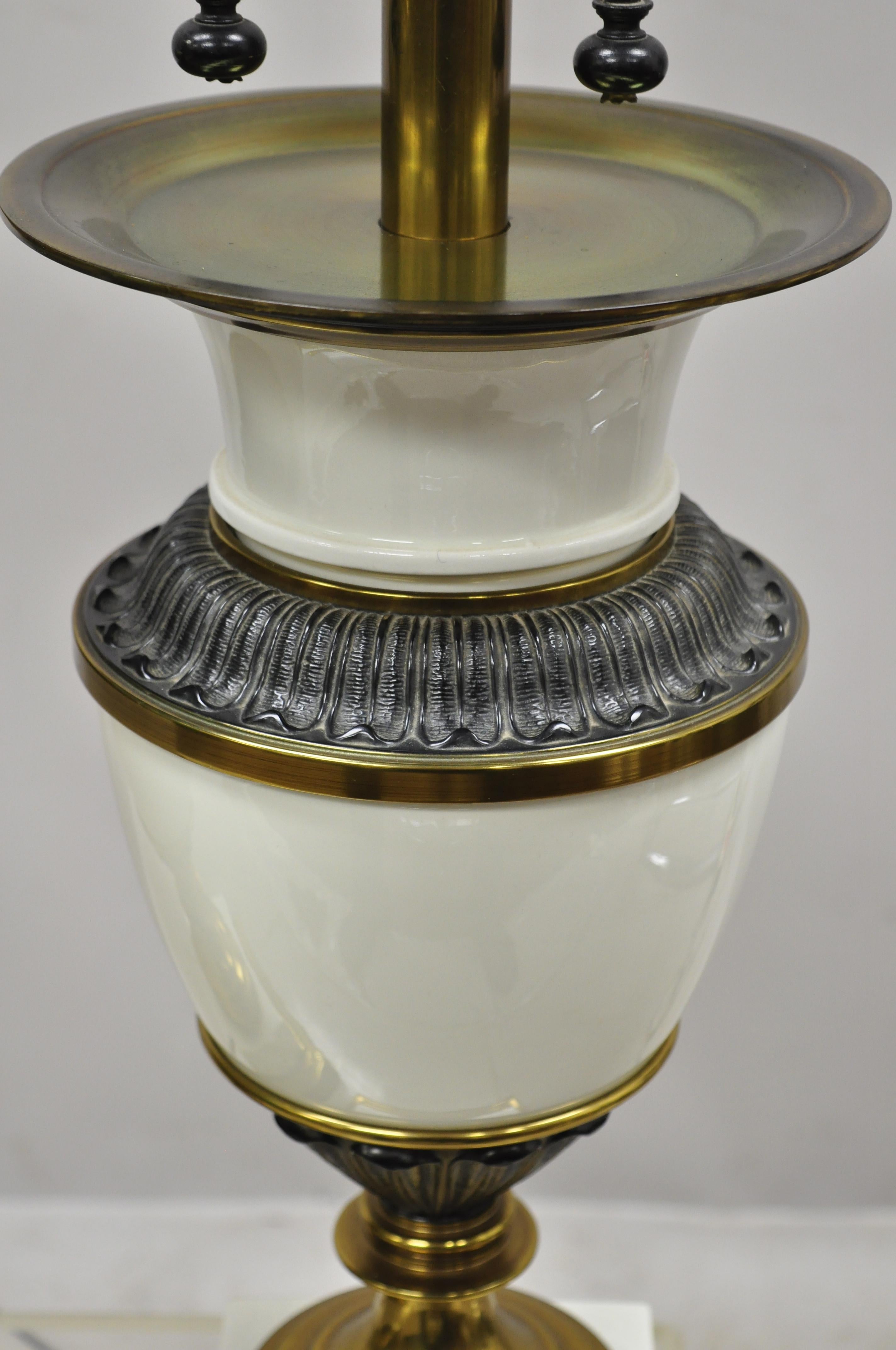 Hollywood Regency Stiffel Italian Regency Large Porcelain Urn Brass Finish Tall Table Lamps, Pair en vente