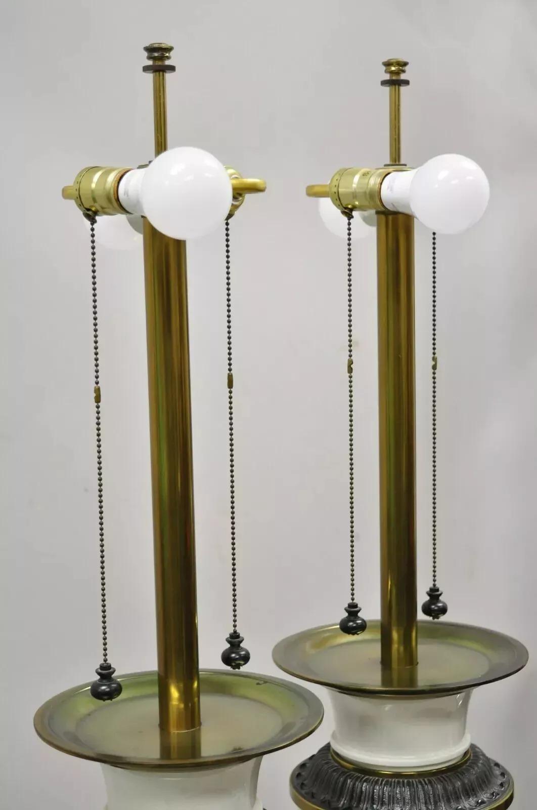 Hollywood Regency Stiffel - Lampada da tavolo alta con urna in porcellana con finitura in ottone - Coppia in vendita