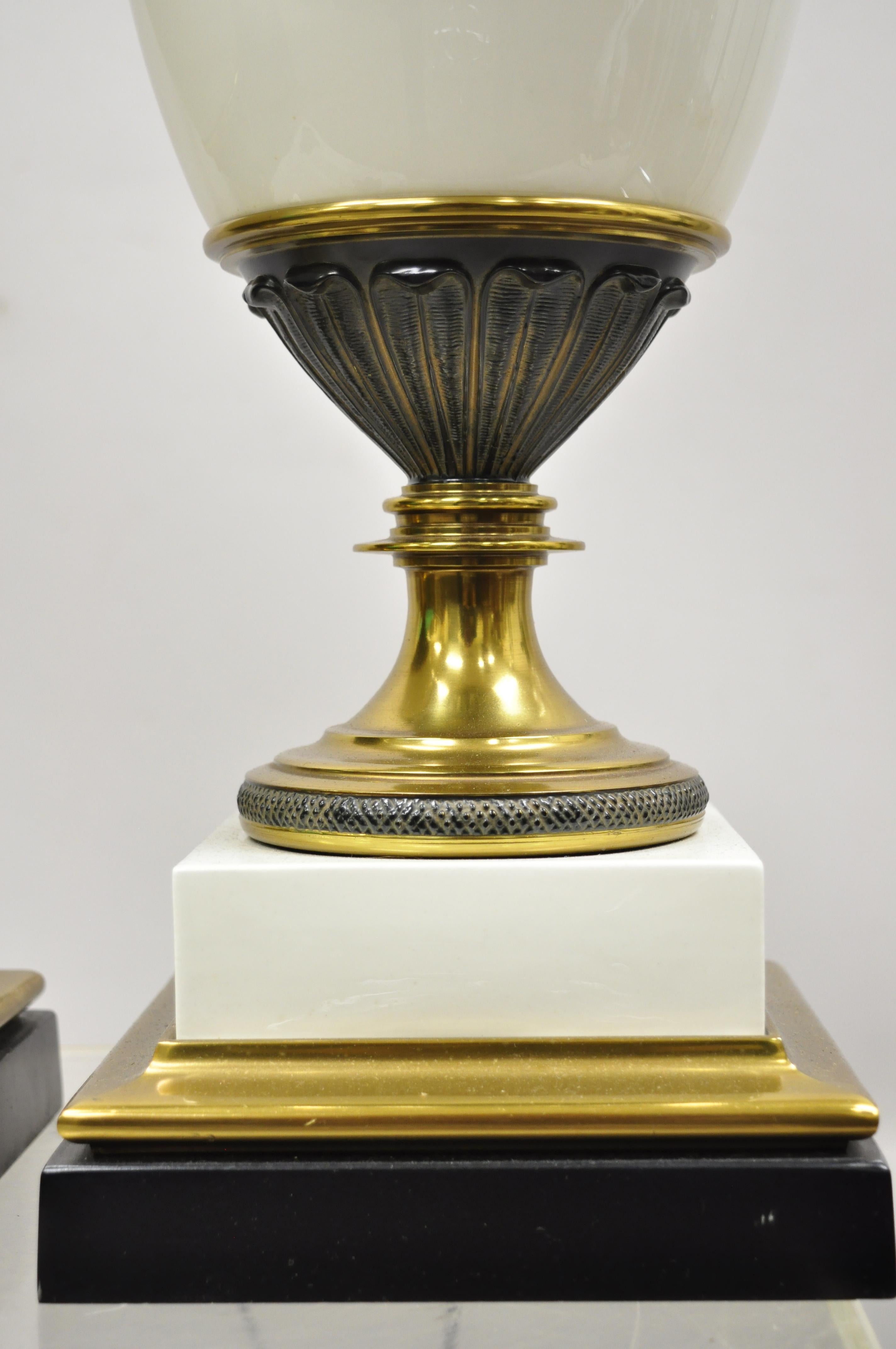 Nord-américain Stiffel Italian Regency Large Porcelain Urn Brass Finish Tall Table Lamps, Pair en vente