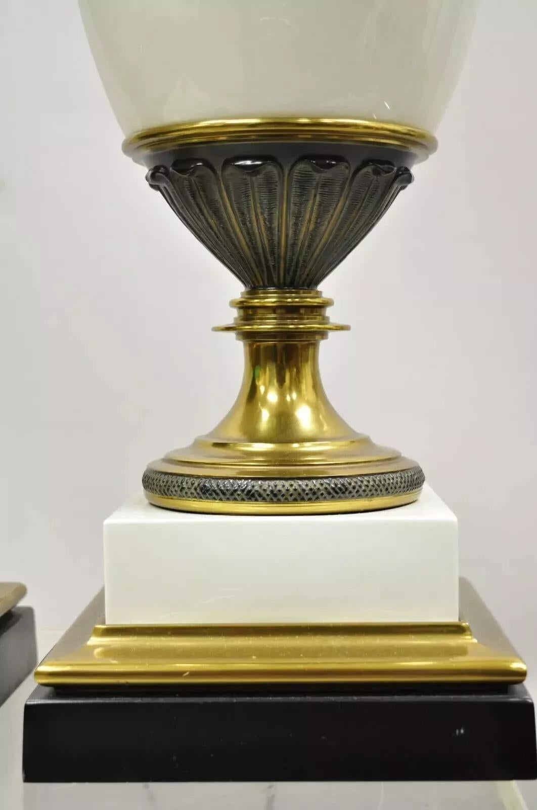 Stiffel - Lampada da tavolo alta con urna in porcellana con finitura in ottone - Coppia In condizioni buone in vendita a Philadelphia, PA