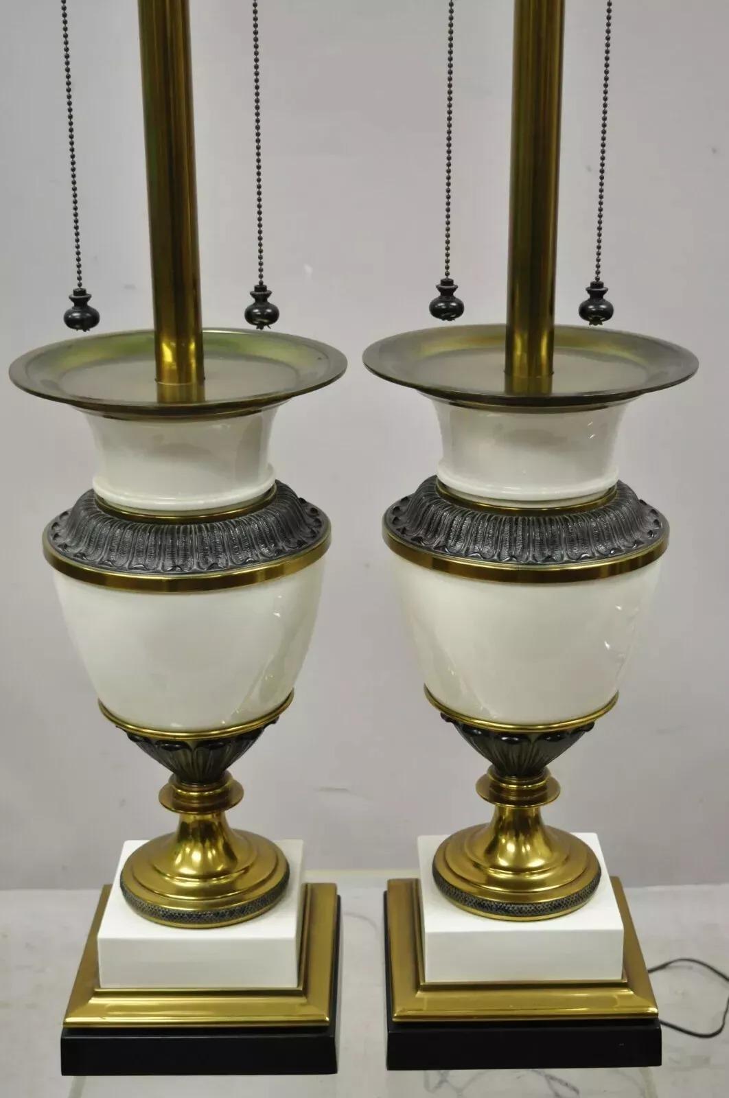 XX secolo Stiffel - Lampada da tavolo alta con urna in porcellana con finitura in ottone - Coppia in vendita