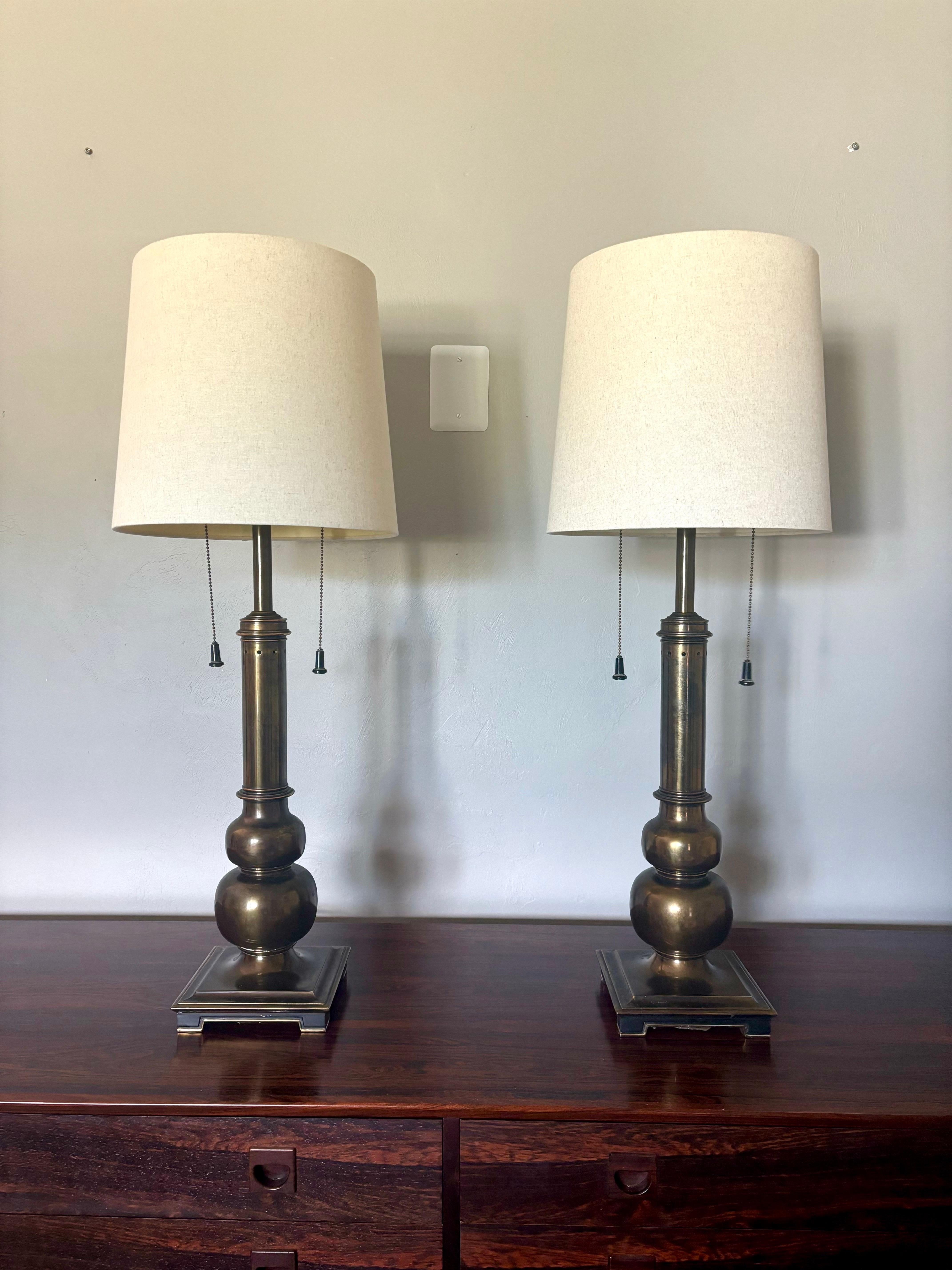 Lampes de table Stiffel en laiton du milieu du siècle. Laiton magnifiquement vieilli avec une patine étonnante. Il mêle avec goût des éléments de design issus de la modernité du milieu du siècle, du brutalisme et de la conception traditionnelle. Des
