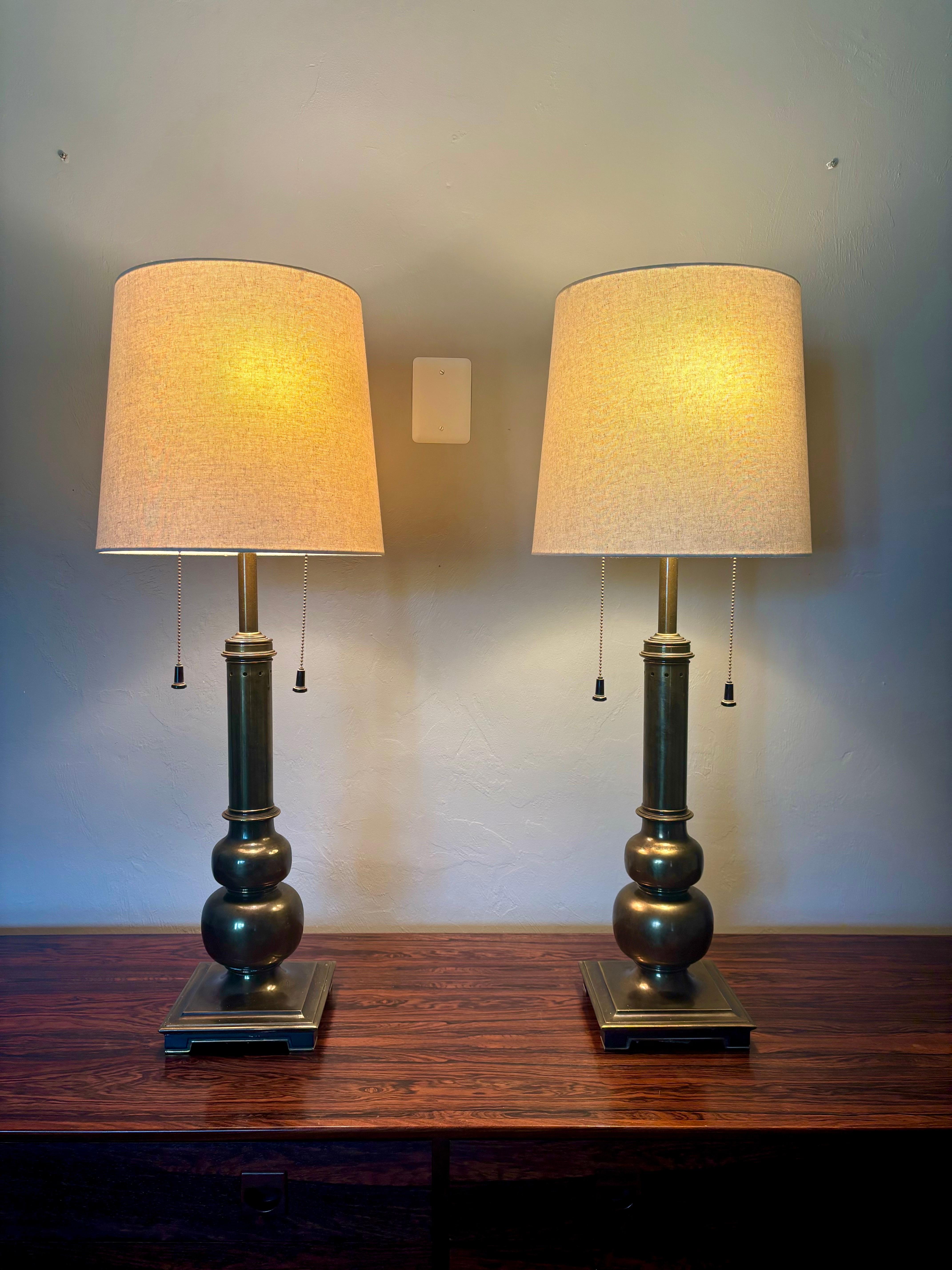 Mid-Century Modern Stiffel - Lampes de table en laiton vieilli du milieu du siècle dernier en vente