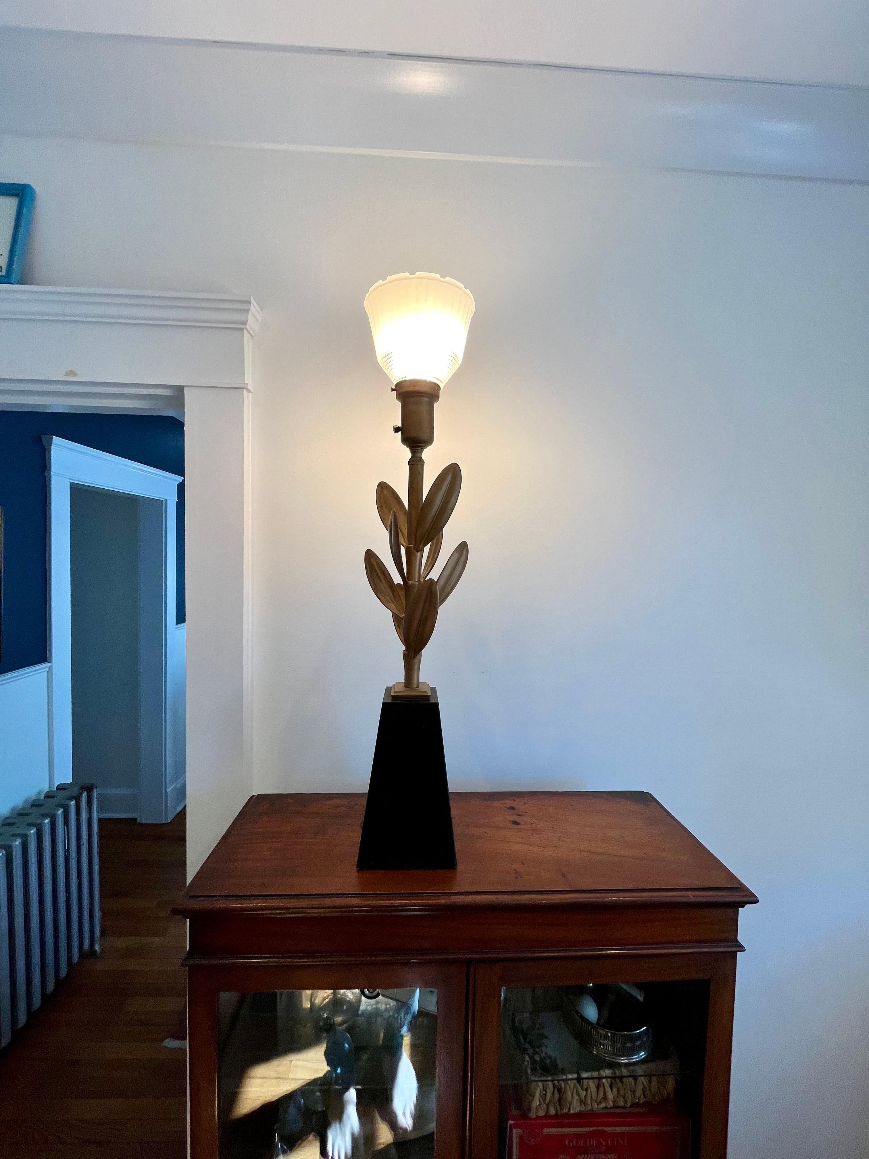Mid-Century Modern Stiffel Lampe de table floriforme à feuilles de sédum en laiton, milieu du siècle, années 1950 en vente