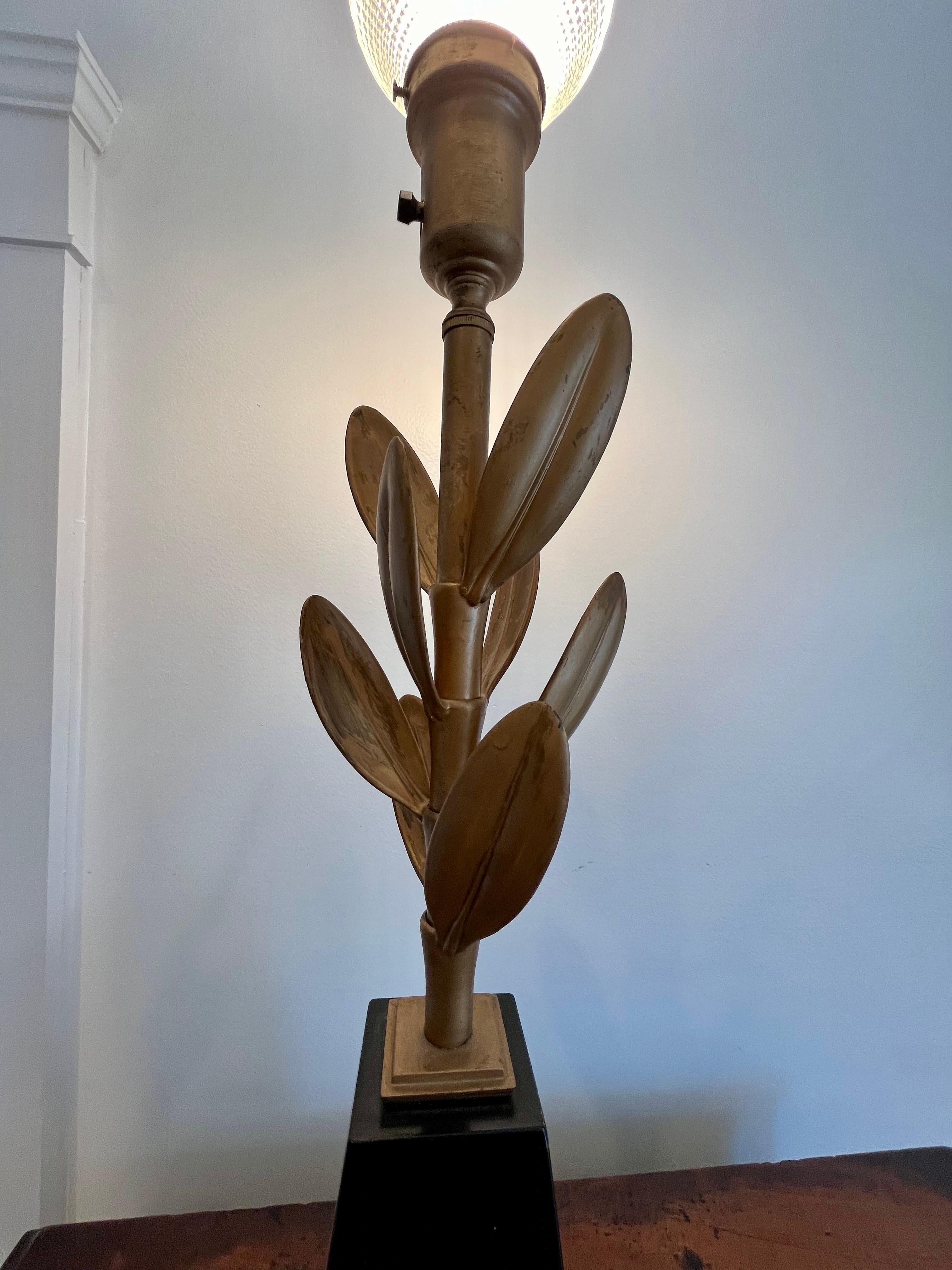 Stiffel Mid-Century Brass Sedum Leaf Floriform Table Lamp 1950s In Good Condition For Sale In W Allenhurst, NJ