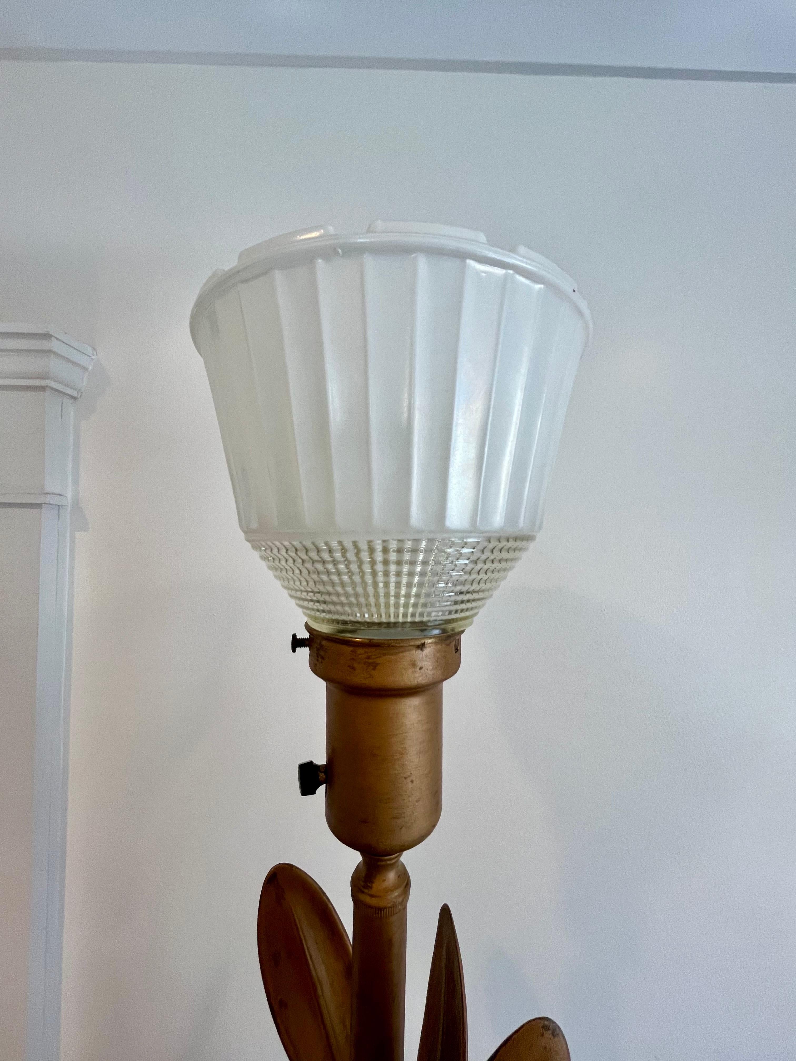 Stiffel Mid-Century Messing Sedum Blatt Floriform Tischlampe 1950er Jahre (Mitte des 20. Jahrhunderts) im Angebot