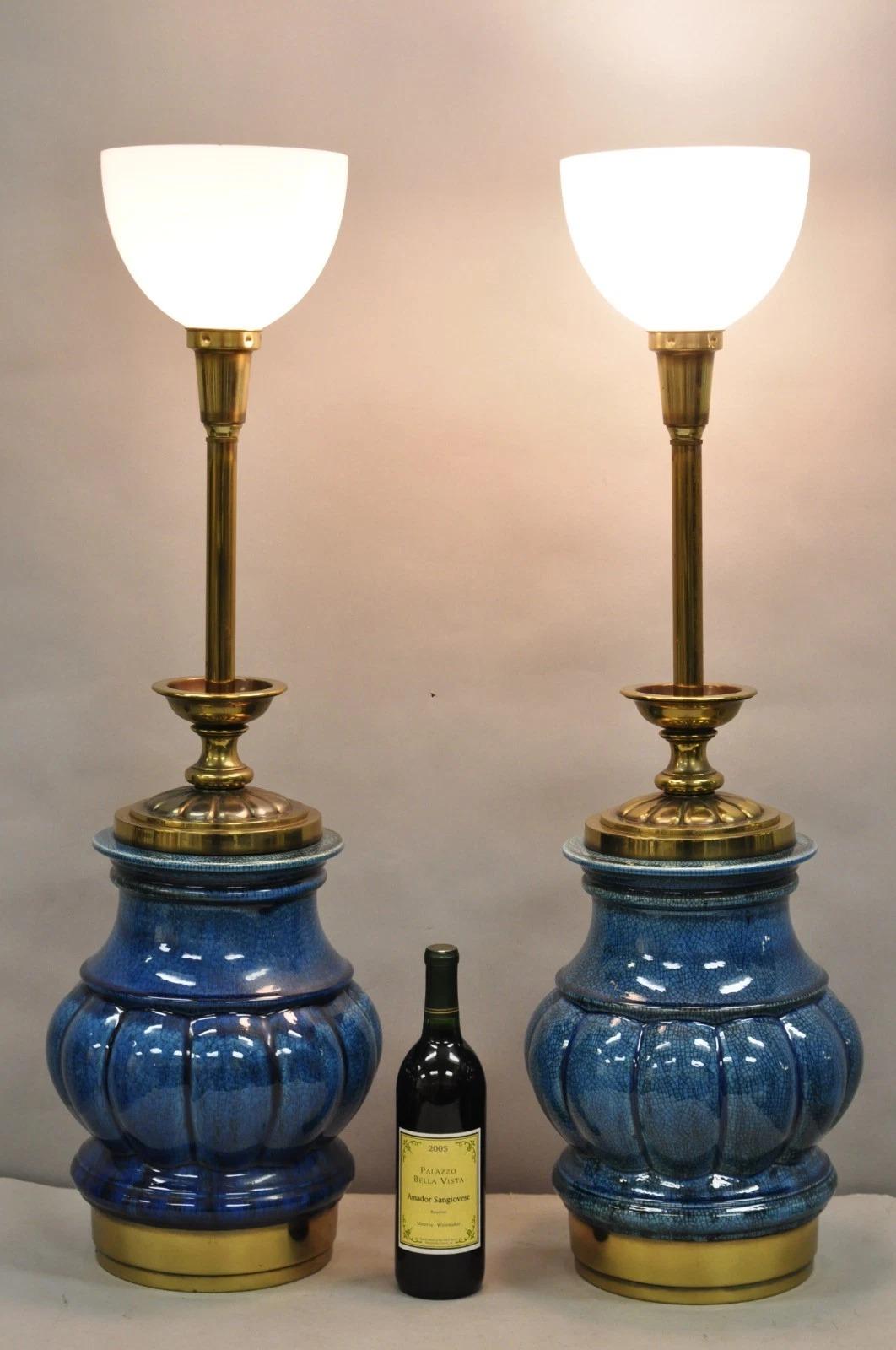 Vintage Stiffel Mid Century Modern Lámparas de sobremesa grandes de cerámica esmaltada azul craquelada con forma de barril de latón. Mediados del siglo XX. Medidas: 37