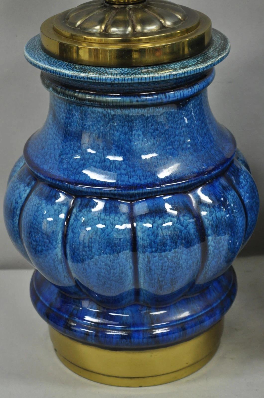 Stiffel Mid Century Modern Lámparas de mesa de latón cerámico esmaltado azul craquelado siglo XX en venta