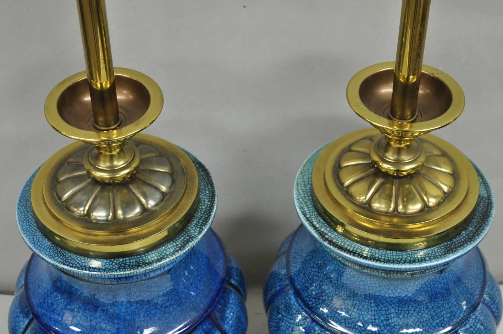 Stiffel Mid Century Modern Lámparas de mesa de latón cerámico esmaltado azul craquelado en venta 1
