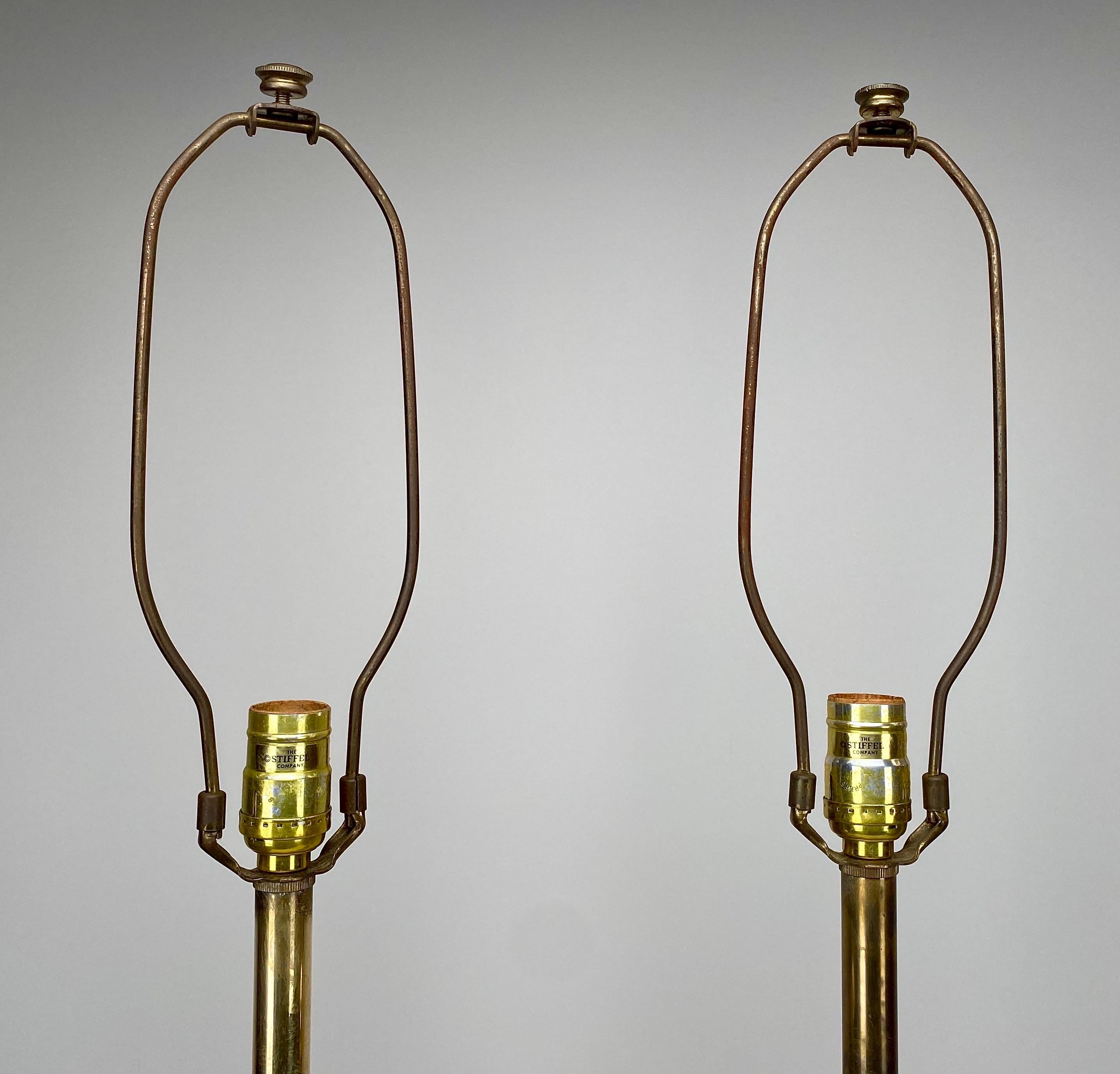 Moderne Stiffel-Tischlampe aus Messing im Baluster-Stil aus der Mitte des Jahrhunderts, Paar  im Angebot 8