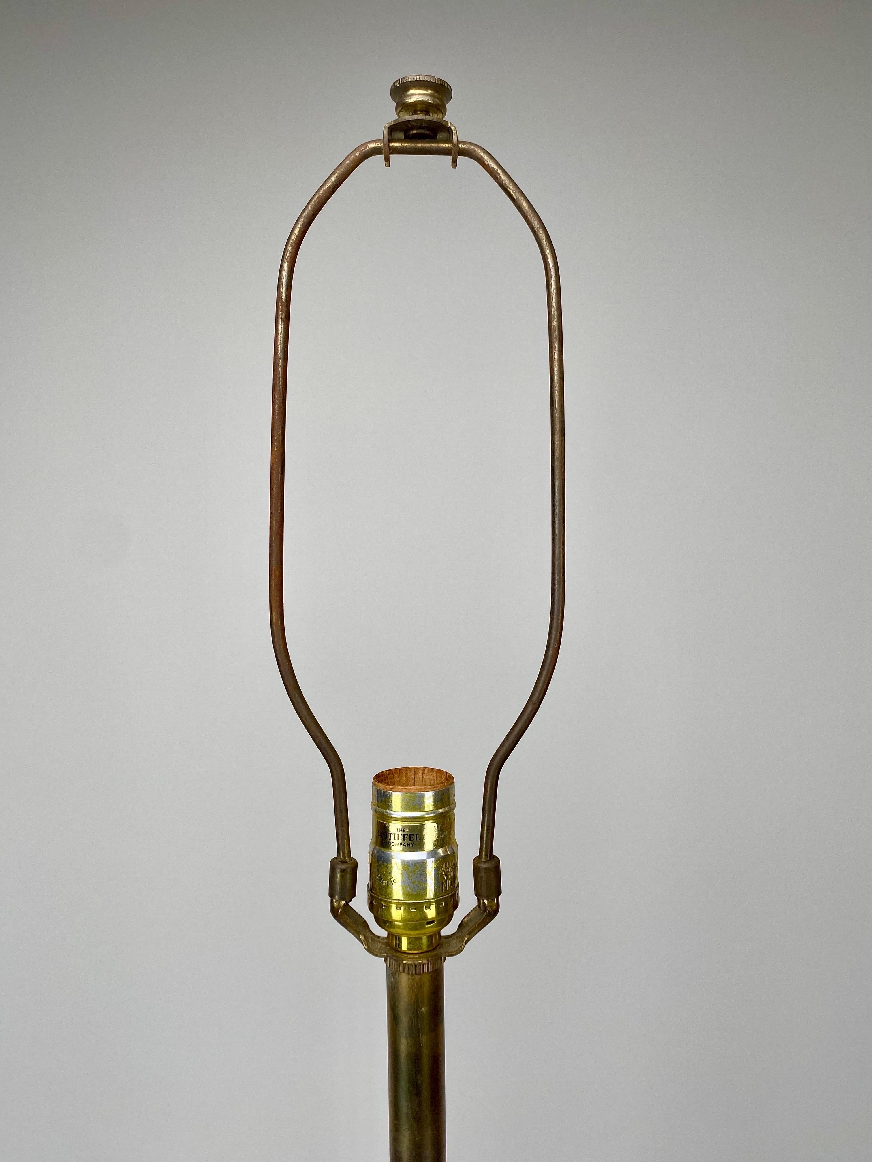 Mid-Century Modern Paire de lampes de table en laiton de style balustre The Modernity Stiffel  en vente
