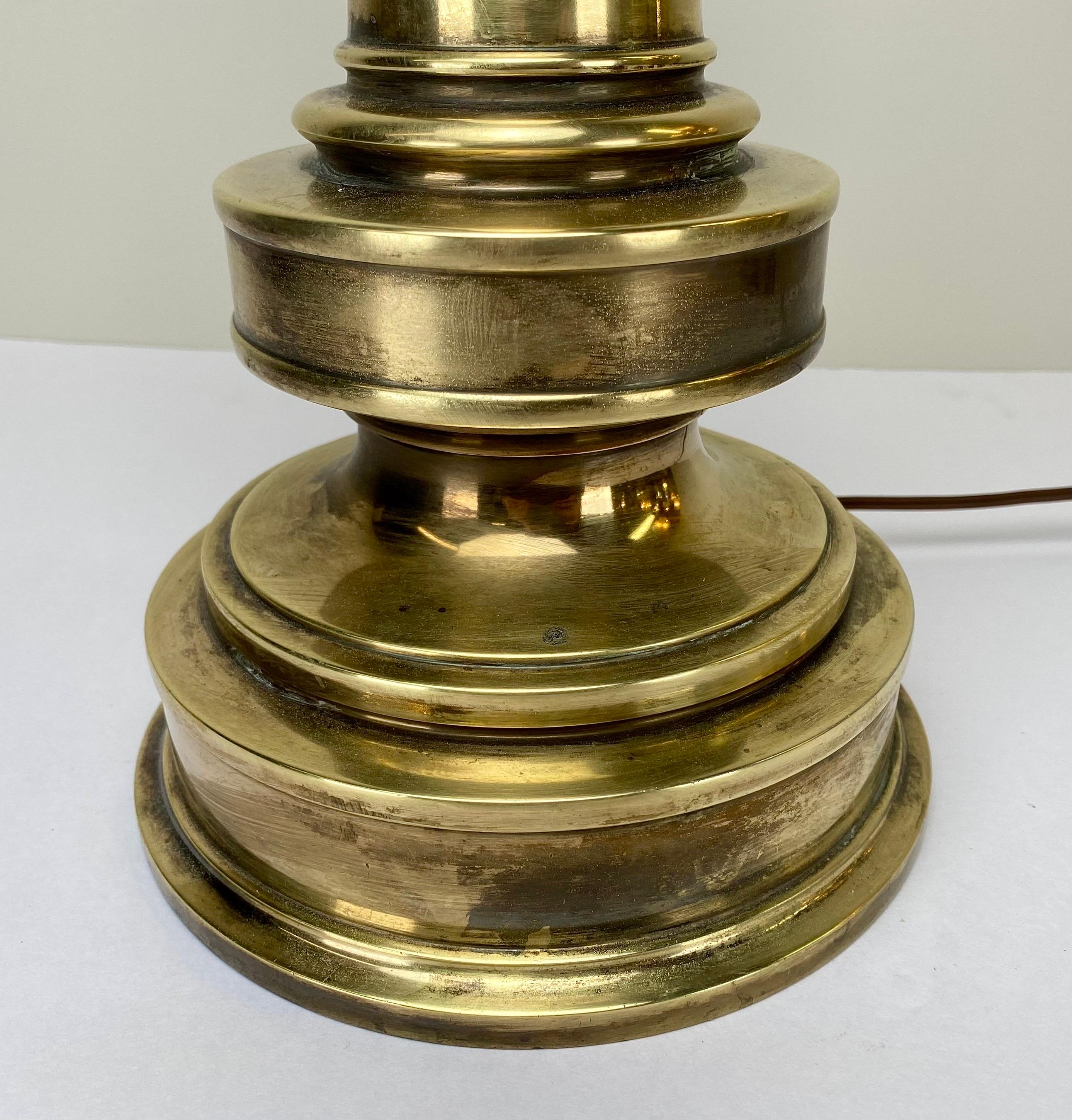 Moderne Stiffel-Tischlampe aus Messing im Baluster-Stil aus der Mitte des Jahrhunderts, Paar  (20. Jahrhundert) im Angebot