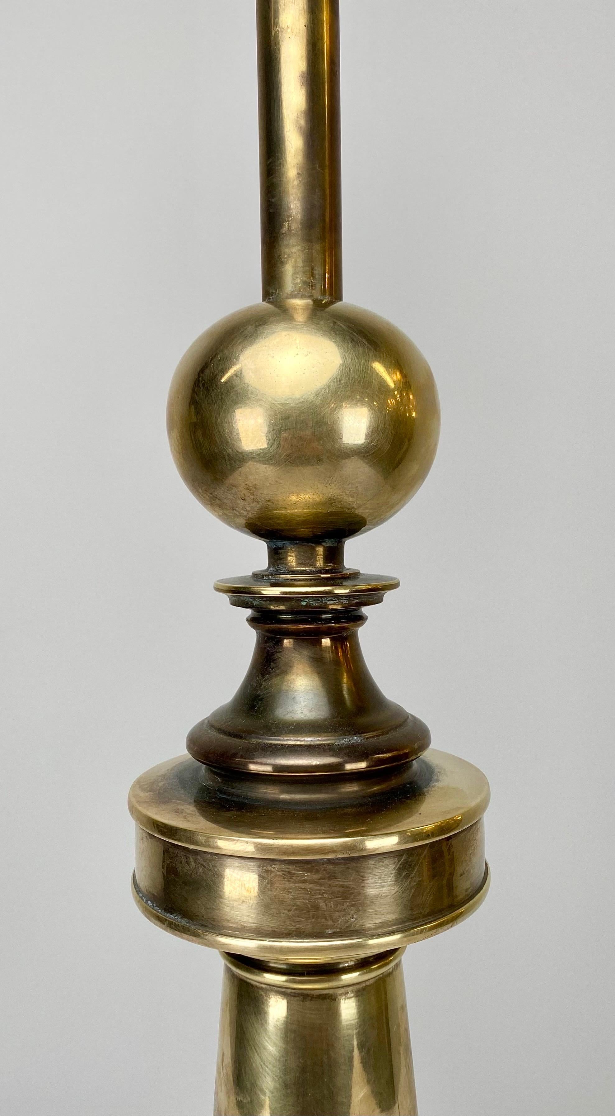 Moderne Stiffel-Tischlampe aus Messing im Baluster-Stil aus der Mitte des Jahrhunderts, Paar  im Angebot 1