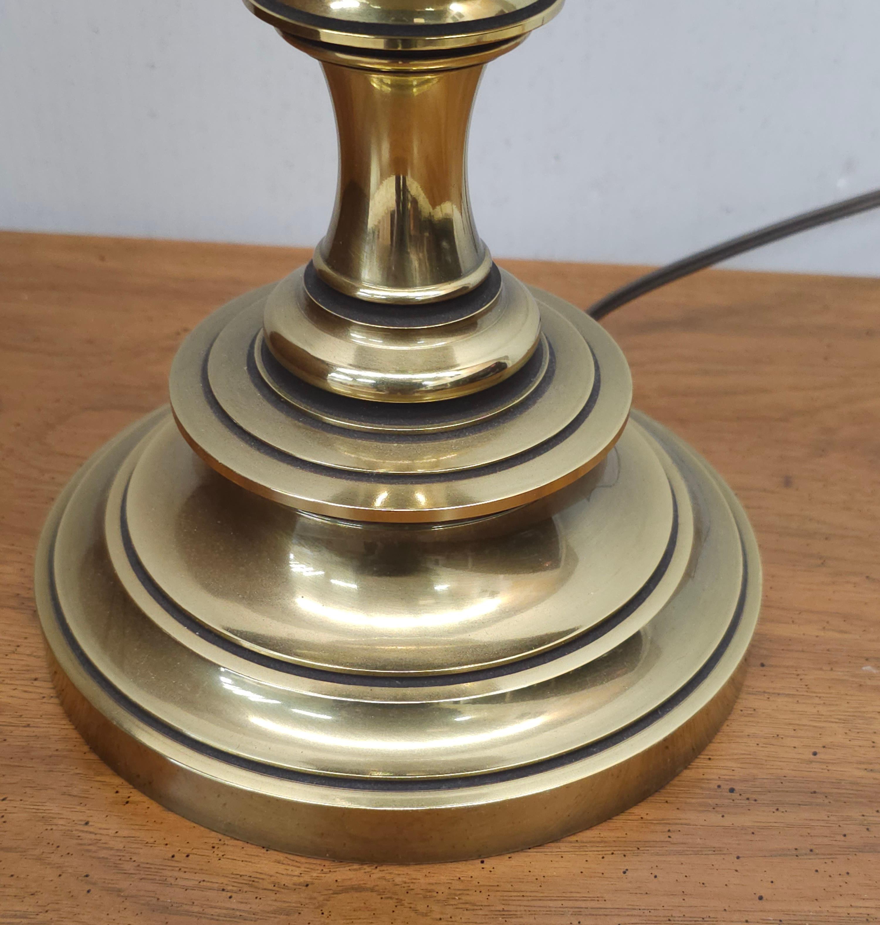 Stiffel Lampe de table du milieu du siècle en laiton massif poli et porcelaine.
Mesure 7