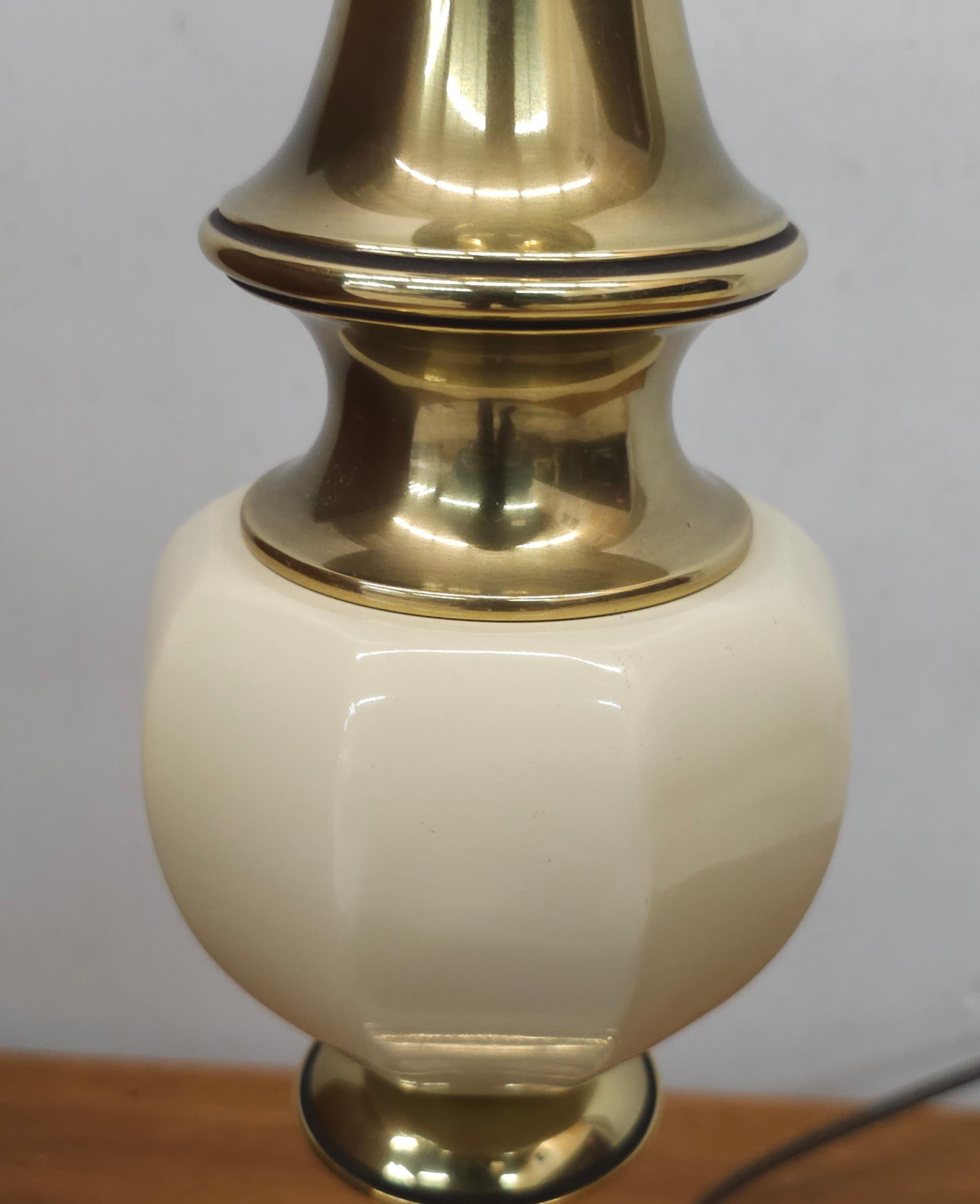 Mid-Century Modern Lampe de bureau Stiffel mi-siècle en laiton massif poli et colonne en porcelaine en vente