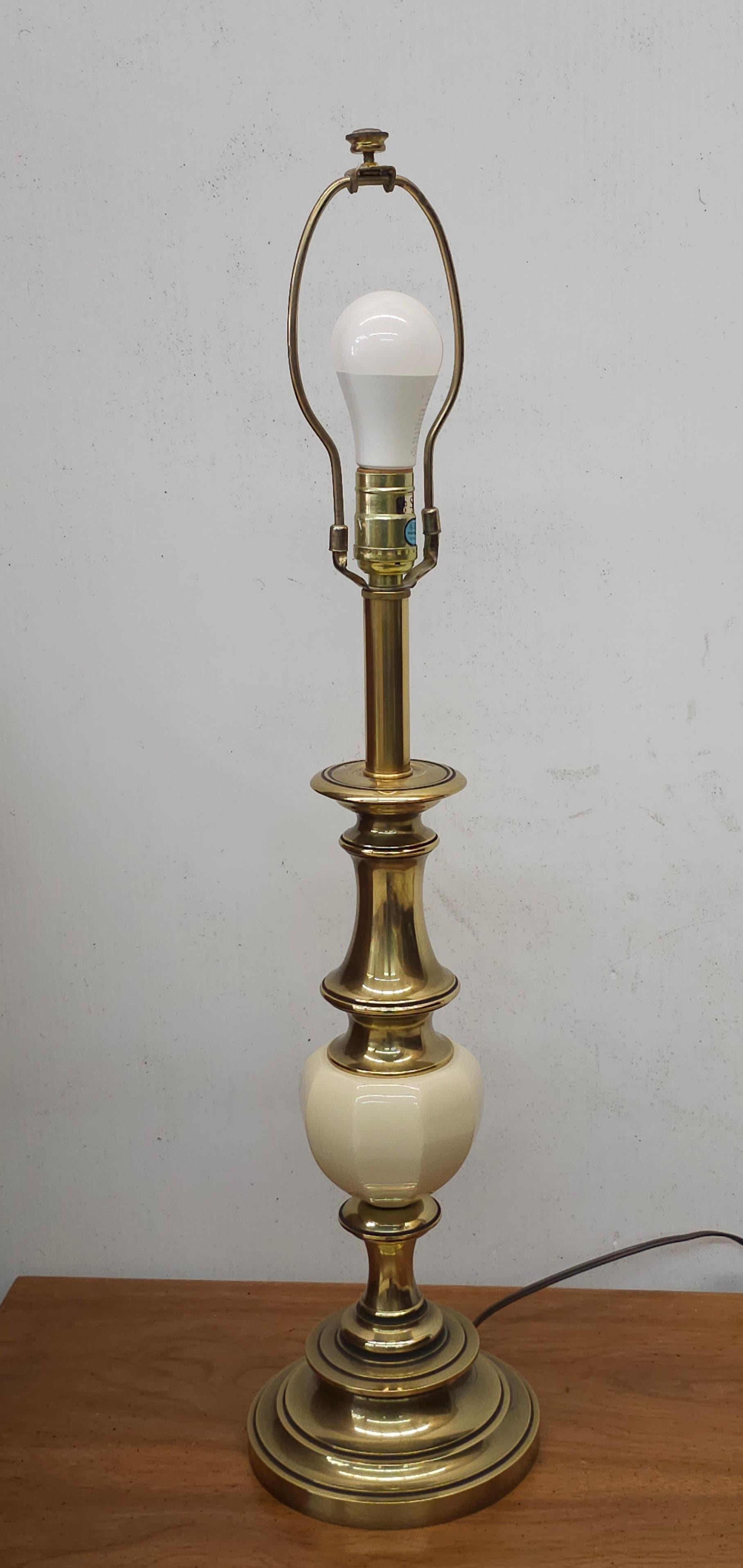 Américain Lampe de bureau Stiffel mi-siècle en laiton massif poli et colonne en porcelaine en vente