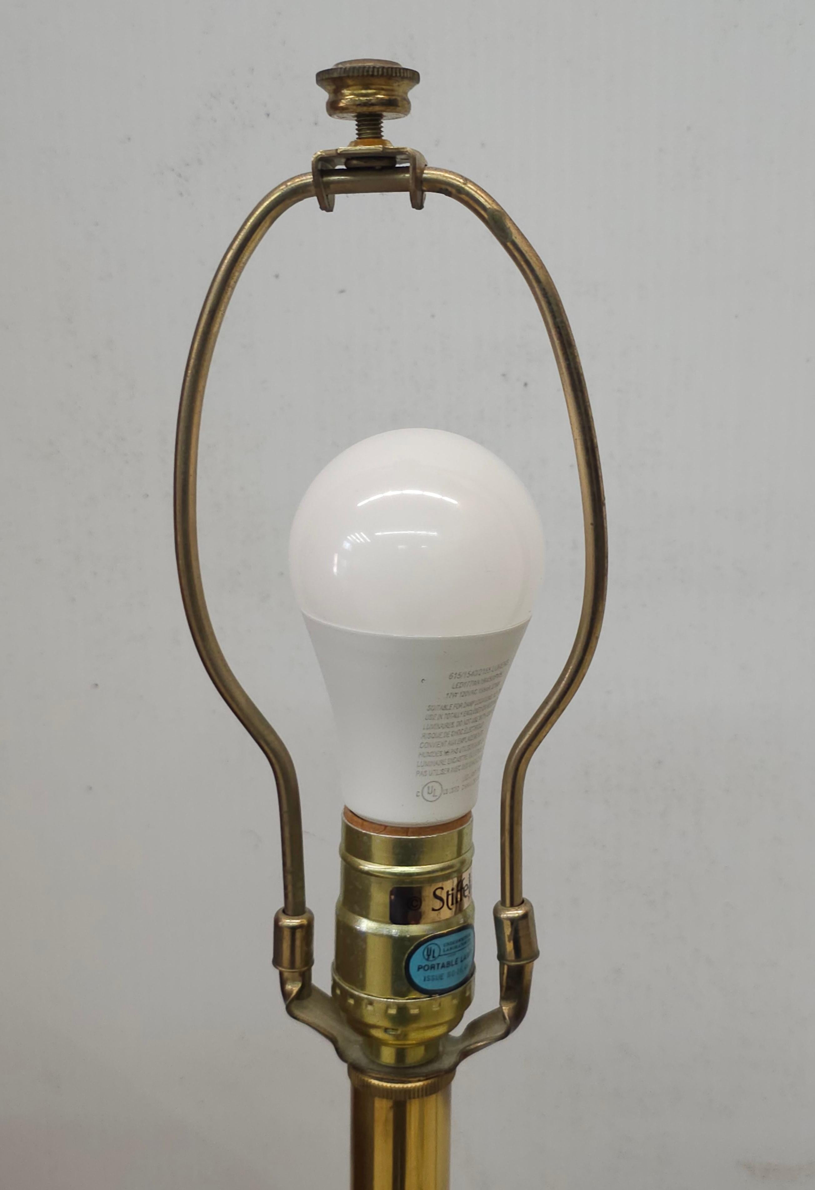 Poli Lampe de bureau Stiffel mi-siècle en laiton massif poli et colonne en porcelaine en vente